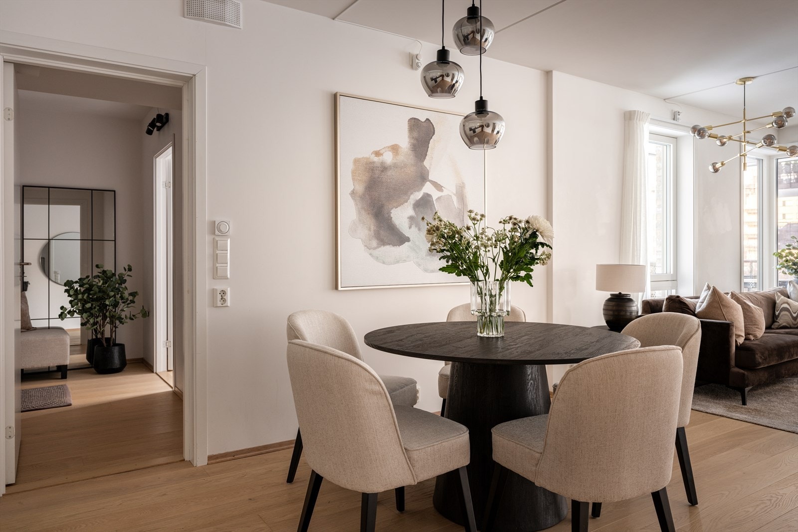 Sosial spiseplass mellom stue og kjøkken - perfekt for både hverdag og gjester. Galleribilde