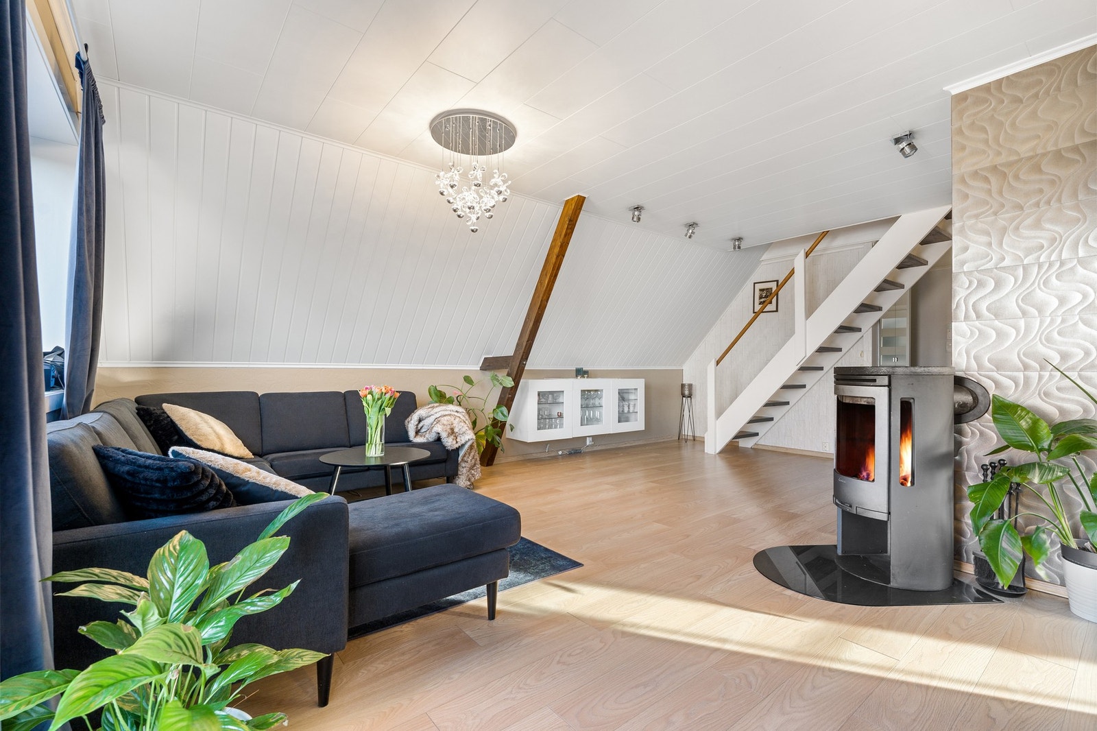 Vedovnen i stua bidrar til en hyggelig atmosfære. Galleribilde