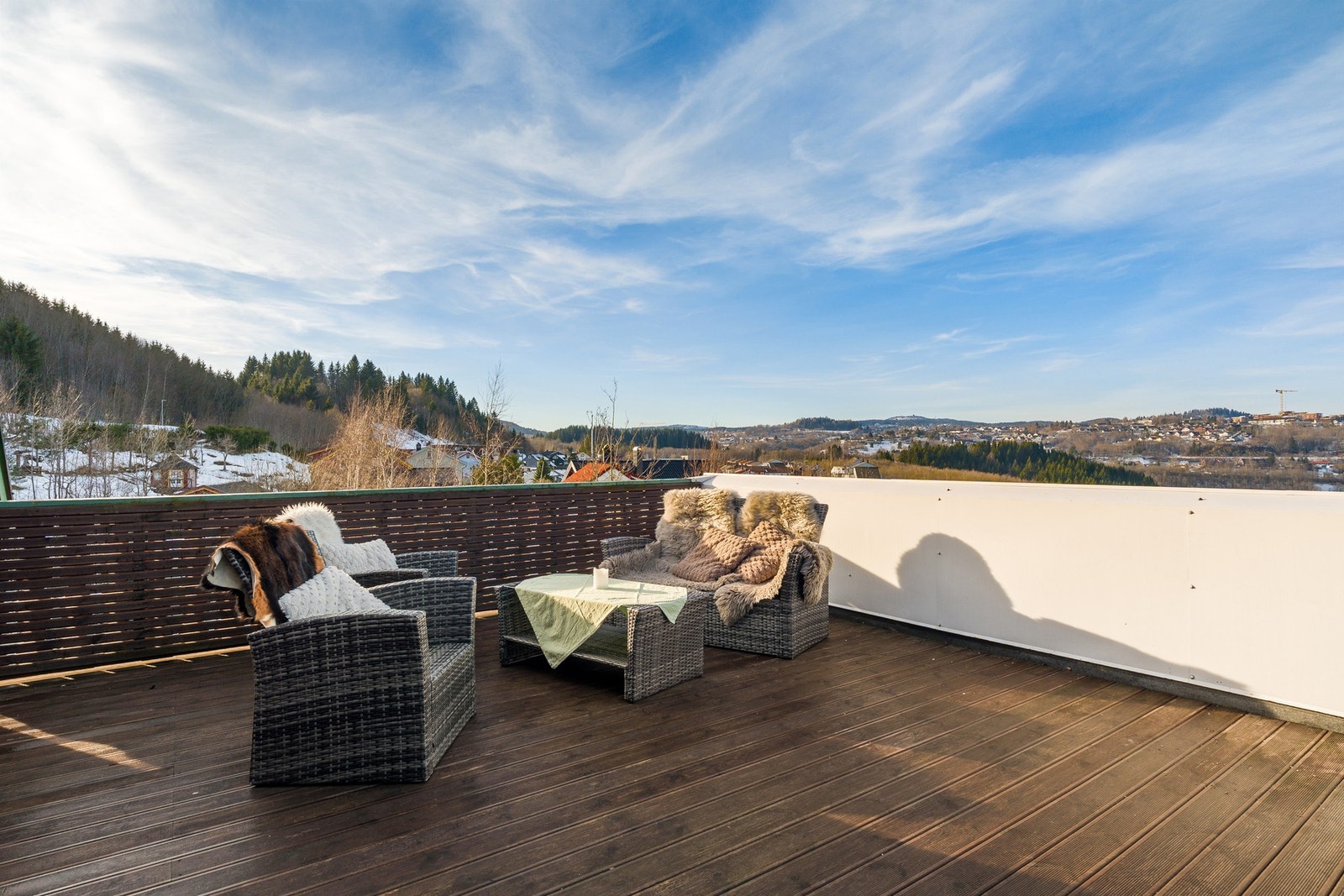 Det er rikelig med plass til ønsket utemøblement på terrassen. Galleribilde