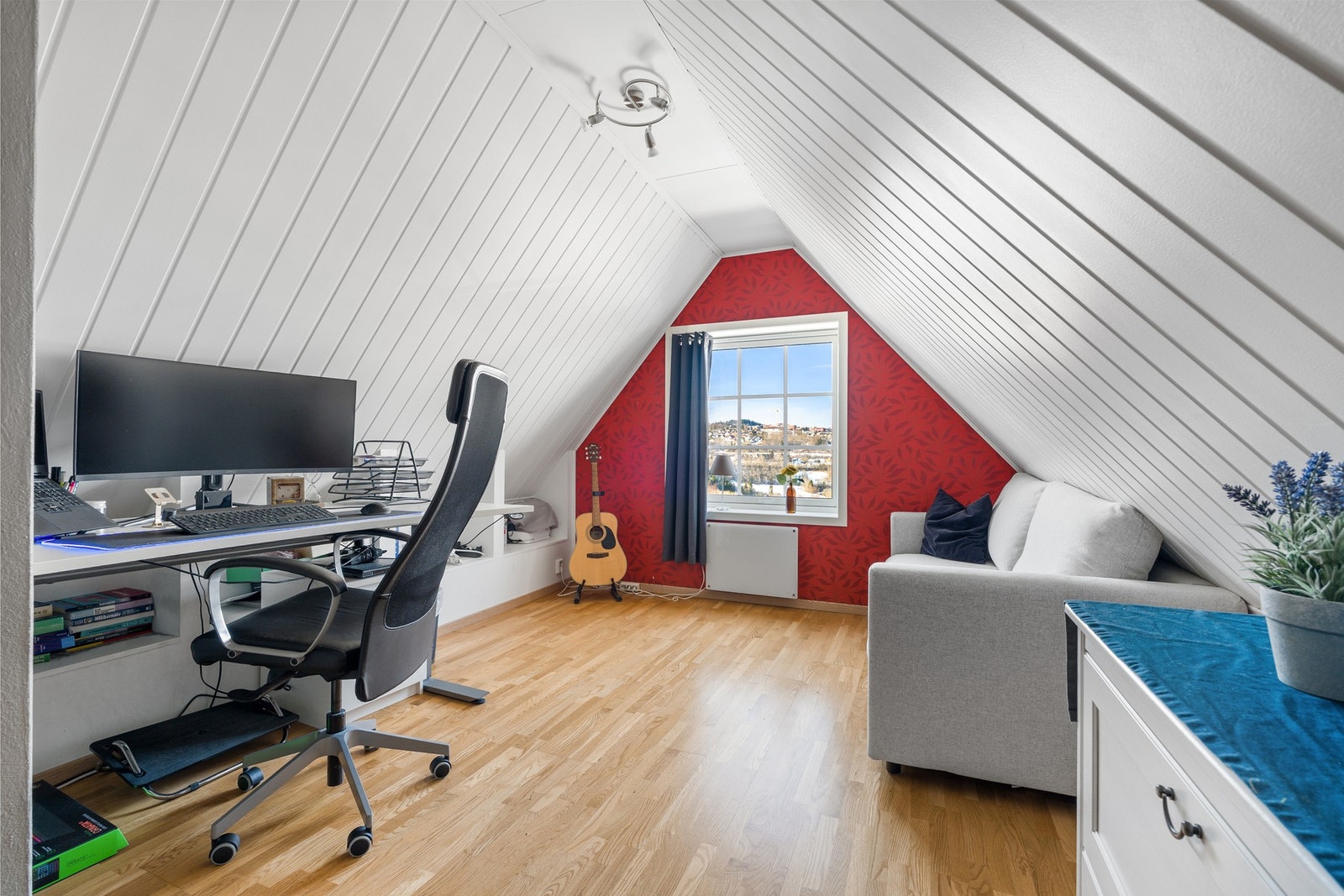 Rom på loftet brukt som kontor og loftstue. Galleribilde