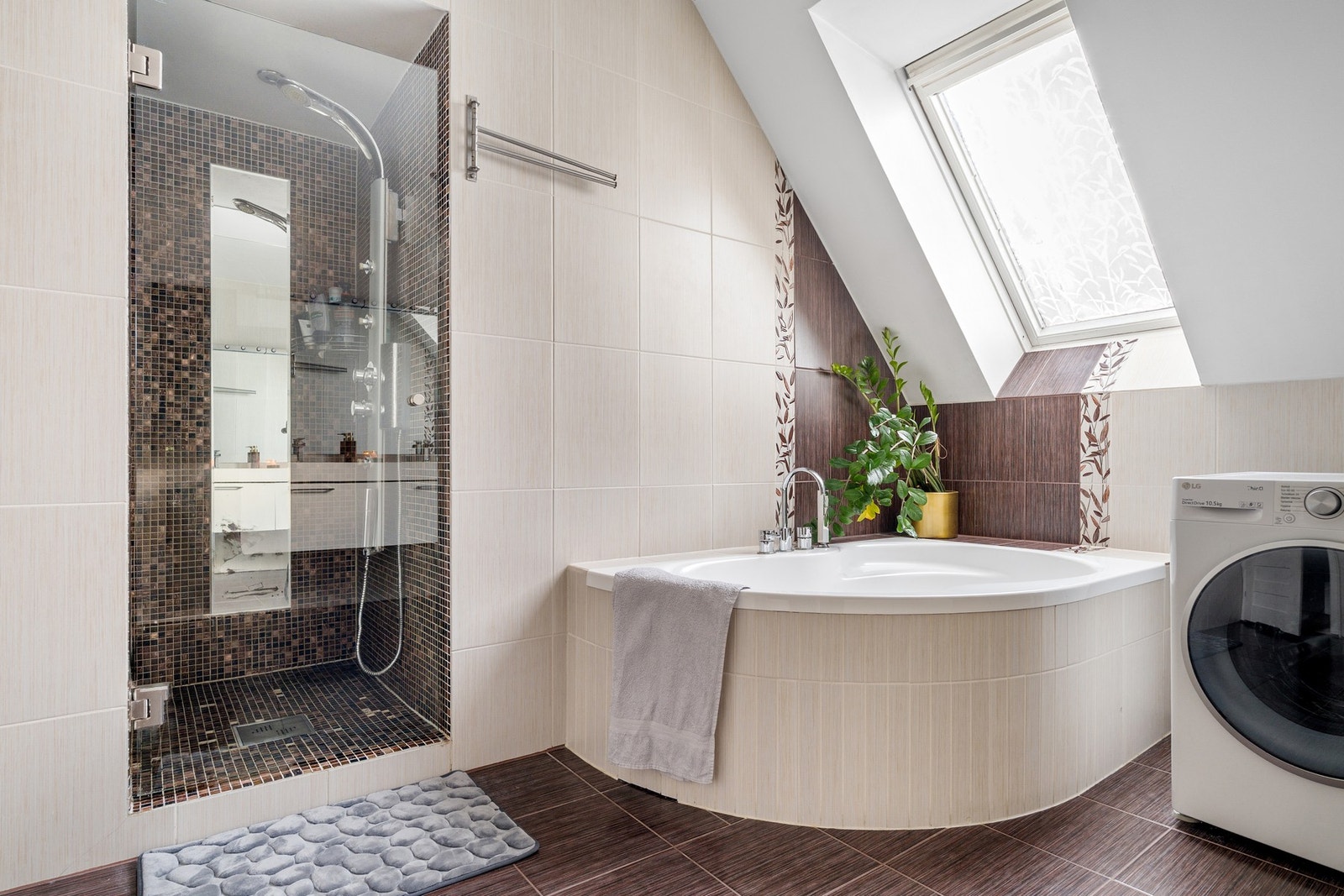 Dusjnisje, badekar, vegghengt toalett og opplegg for vaskemaskin. Galleribilde