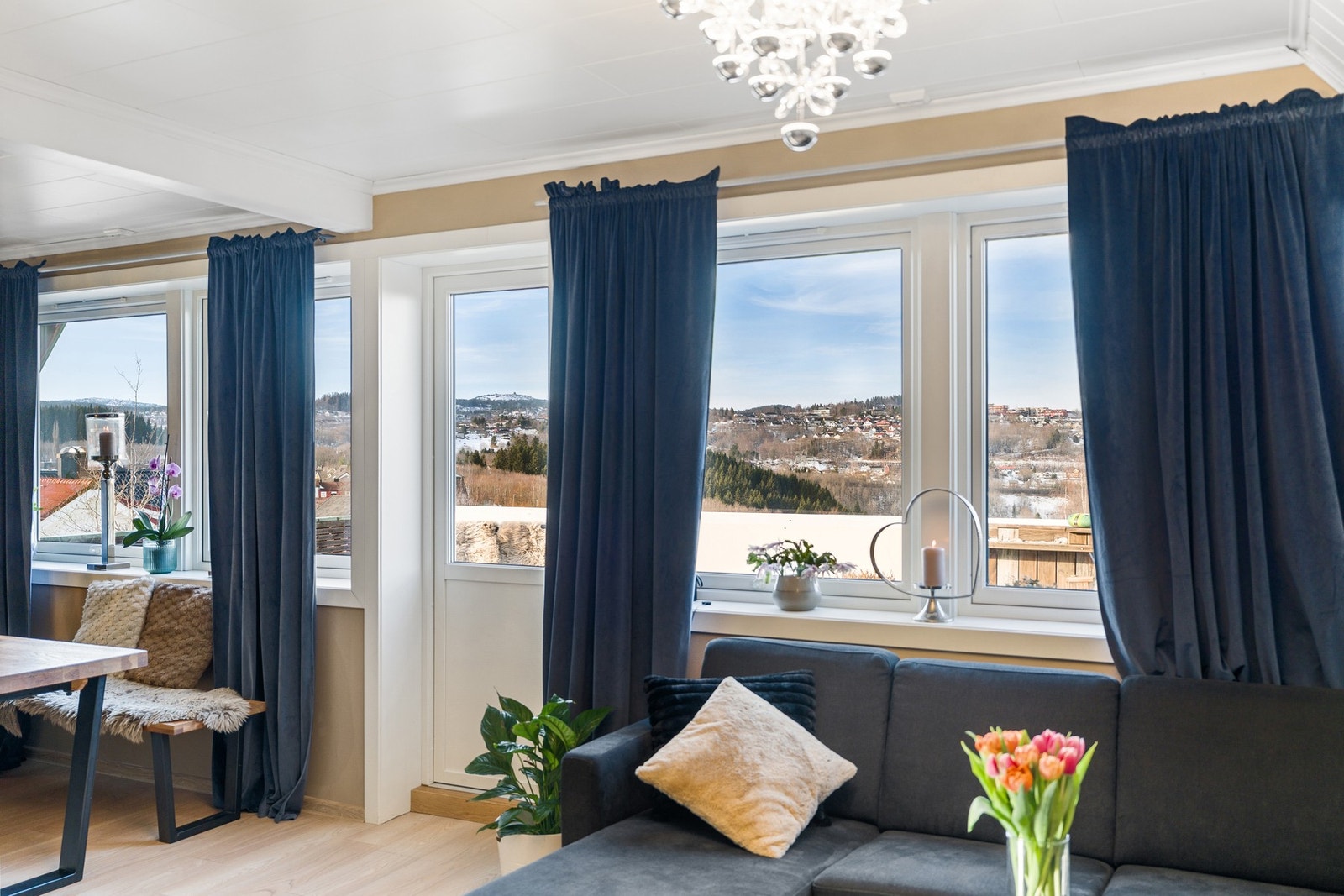 Fra stua har man tilgang til boligens takterrasse. Galleribilde