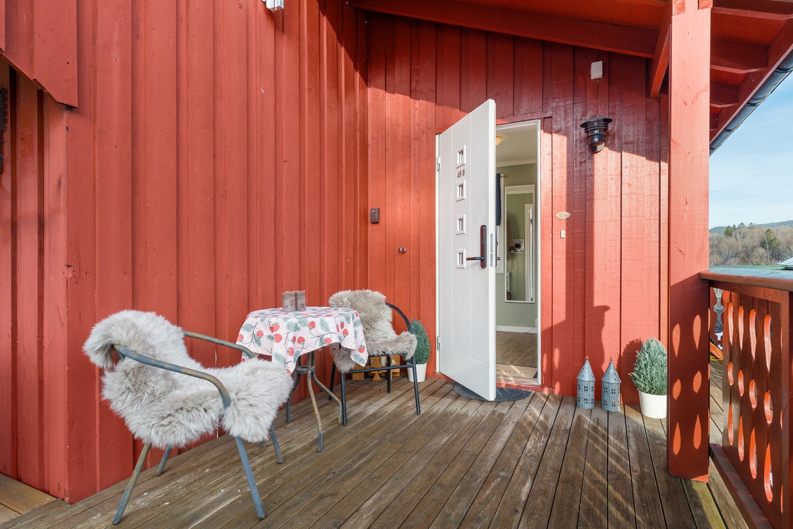 Eget inngangsparti - adskilt fra naboen i 1. etasje. Galleribilde