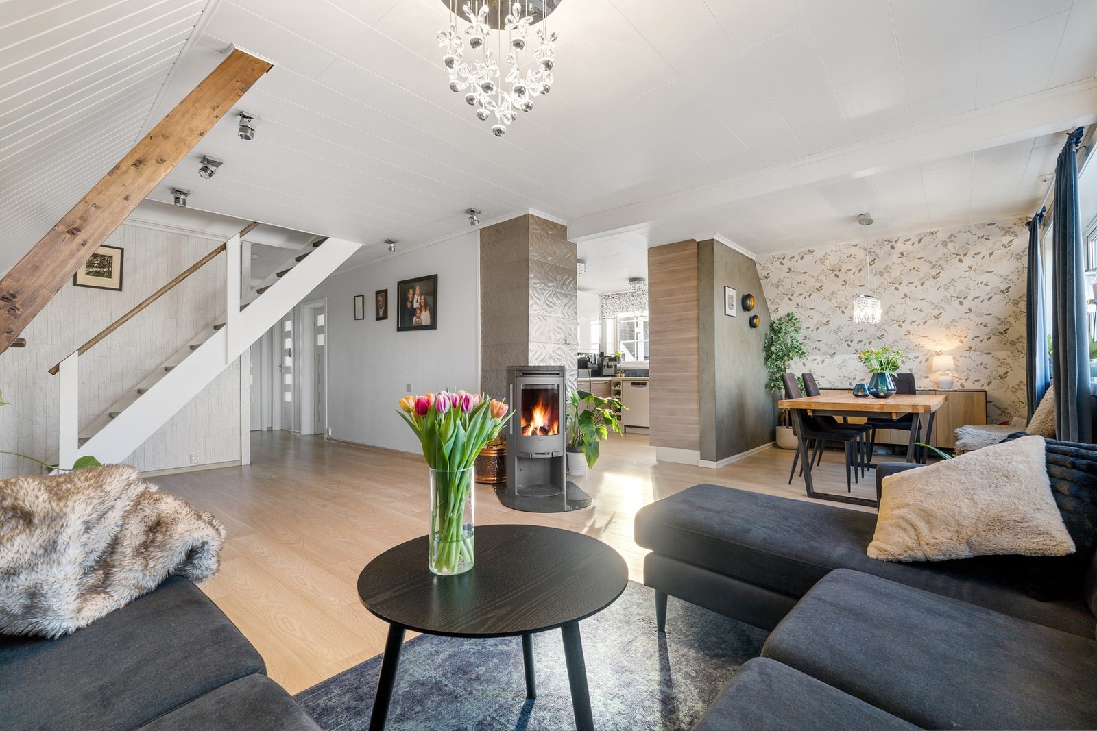 Det er en delvis åpen løsning mellom stua og kjøkkenet, noe som bidrar til en god romfølelse, samtidig som at man kan skille mellom sonene. Galleribilde