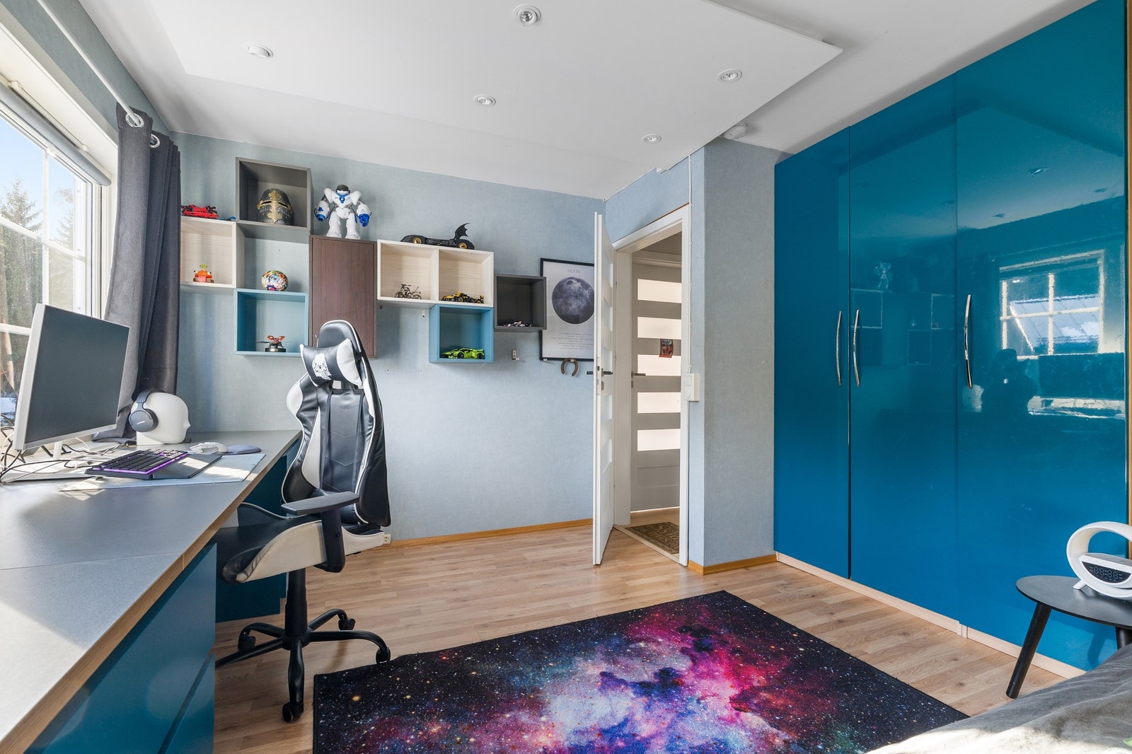 Det er 2 soverom i 2 etasje i tillegg til ett soverom i loftetasje. Galleribilde