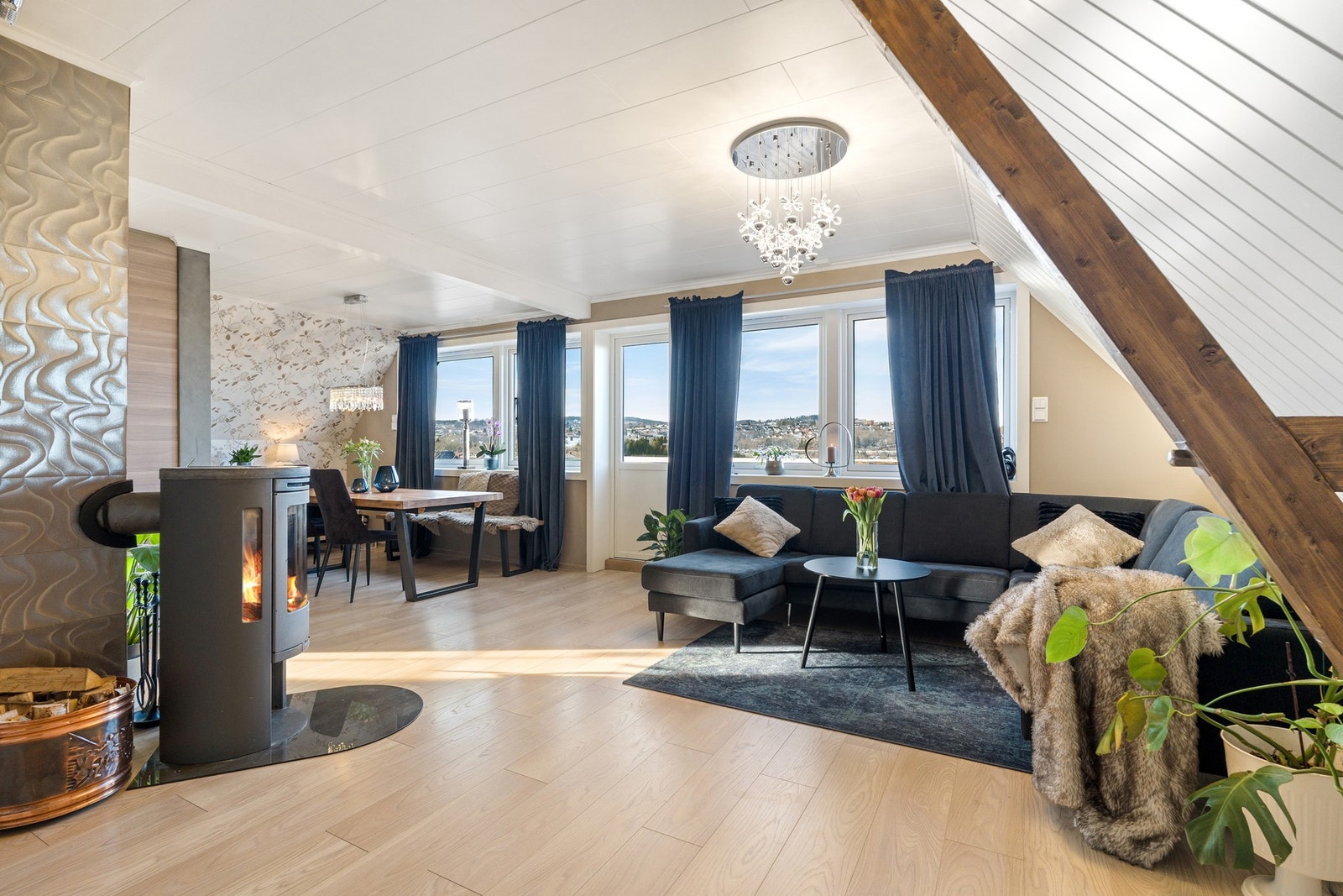 En innholdsrik og flott halvpart av tomannsbolig. Galleribilde