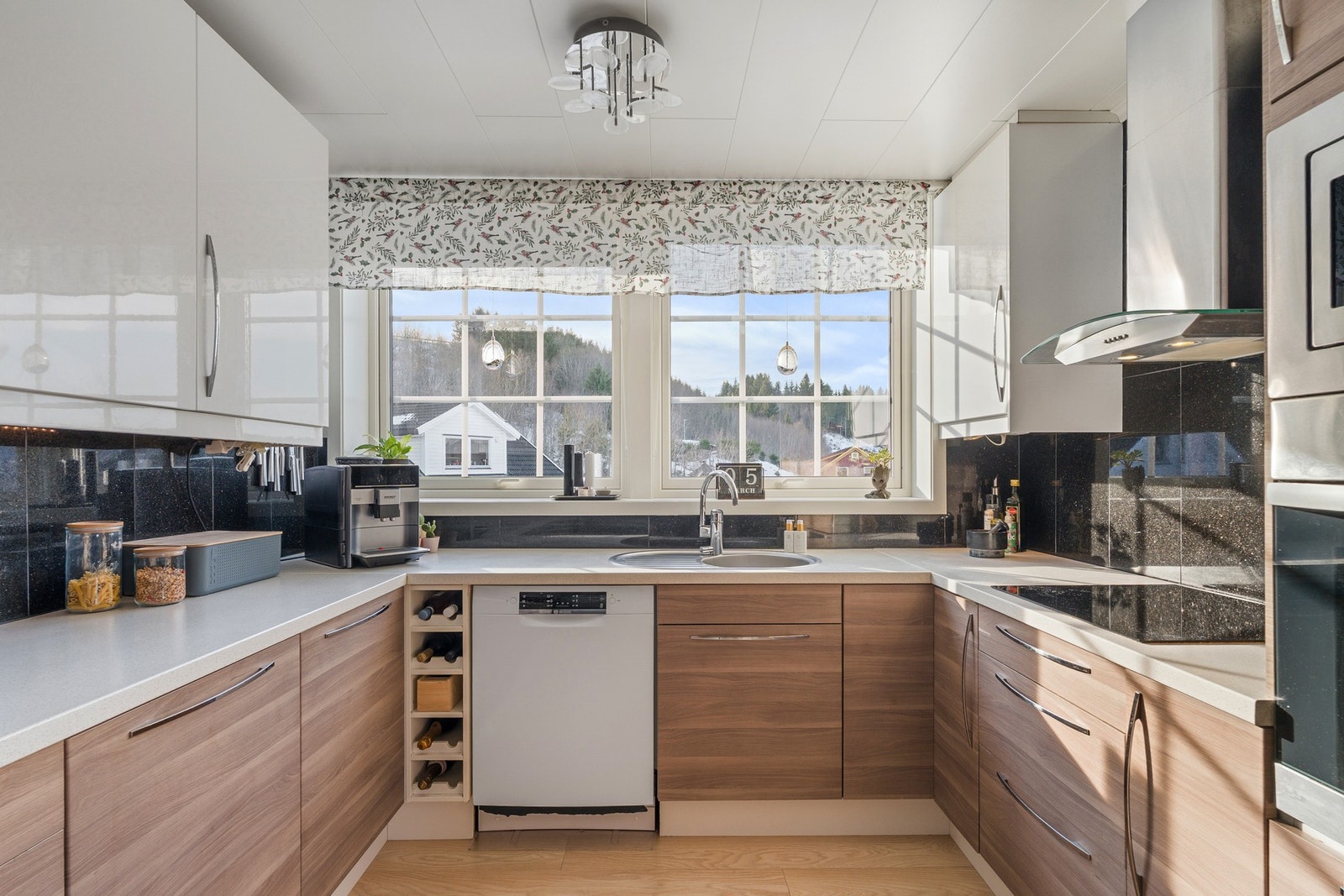 Kjøkkenet har rikelig med skap- og benkeplass. Galleribilde