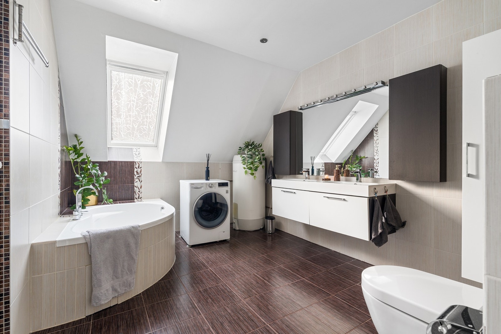 Lyst og flislagt bad fra 2009. Galleribilde