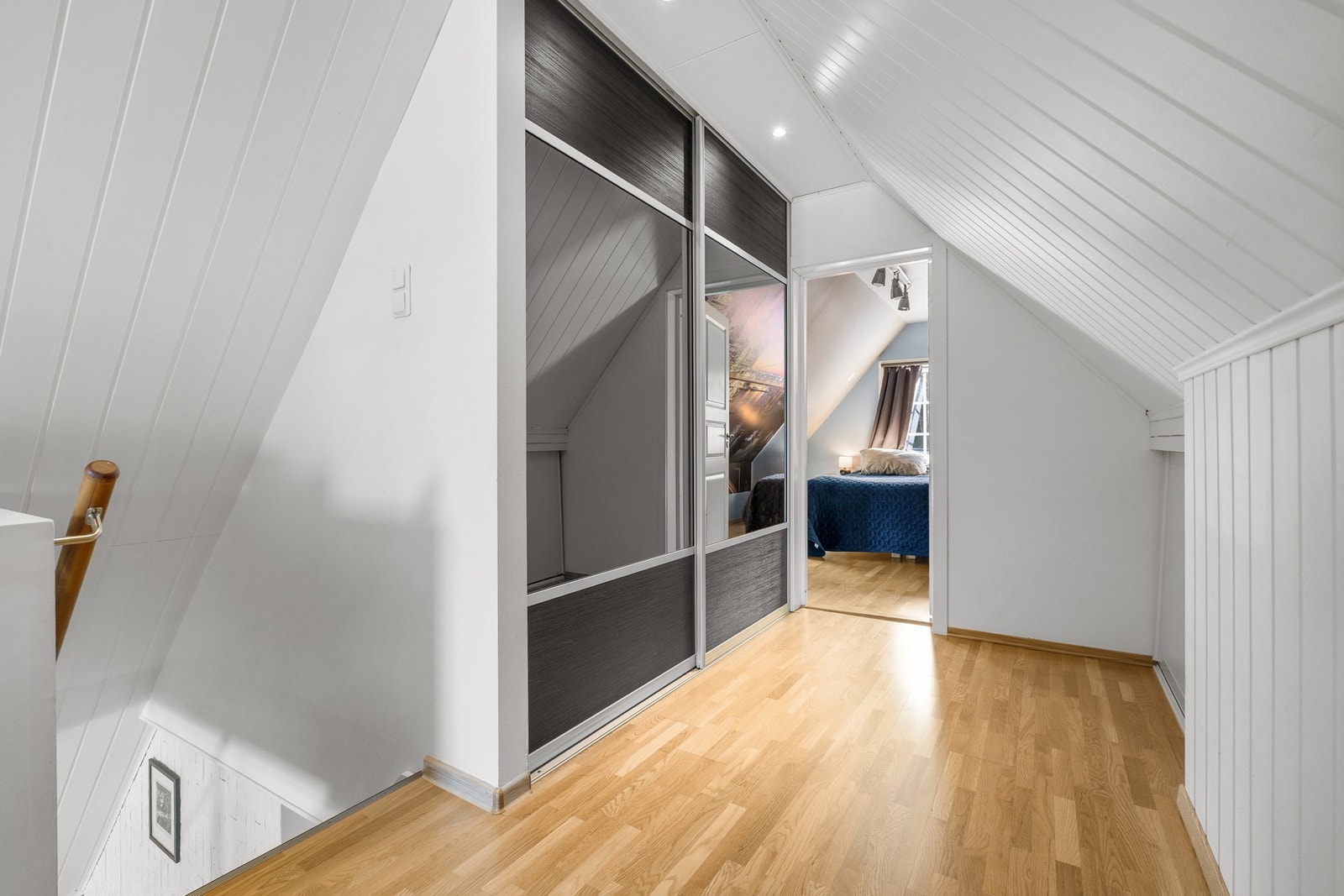 Velkommen opp på loftet. Praktisk oppbevaringsløsning i gangen. Galleribilde