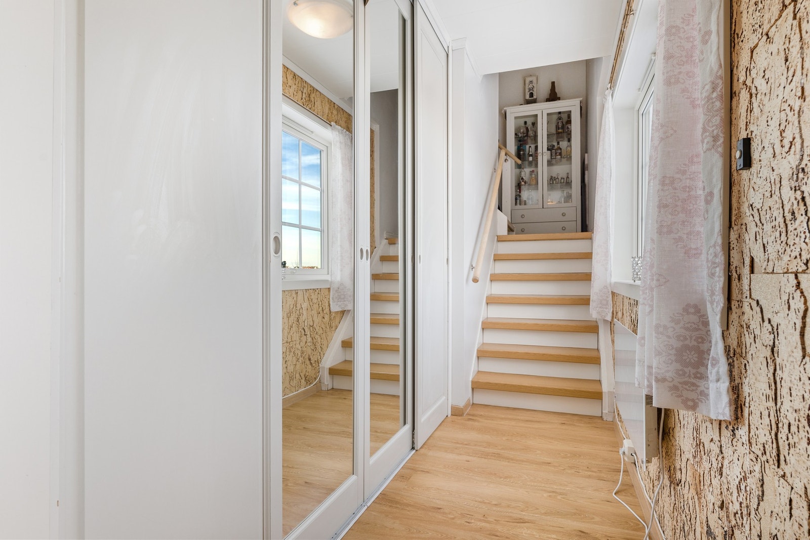 Gangen ved inngangspartiet har gode garderobeløsninger. Galleribilde