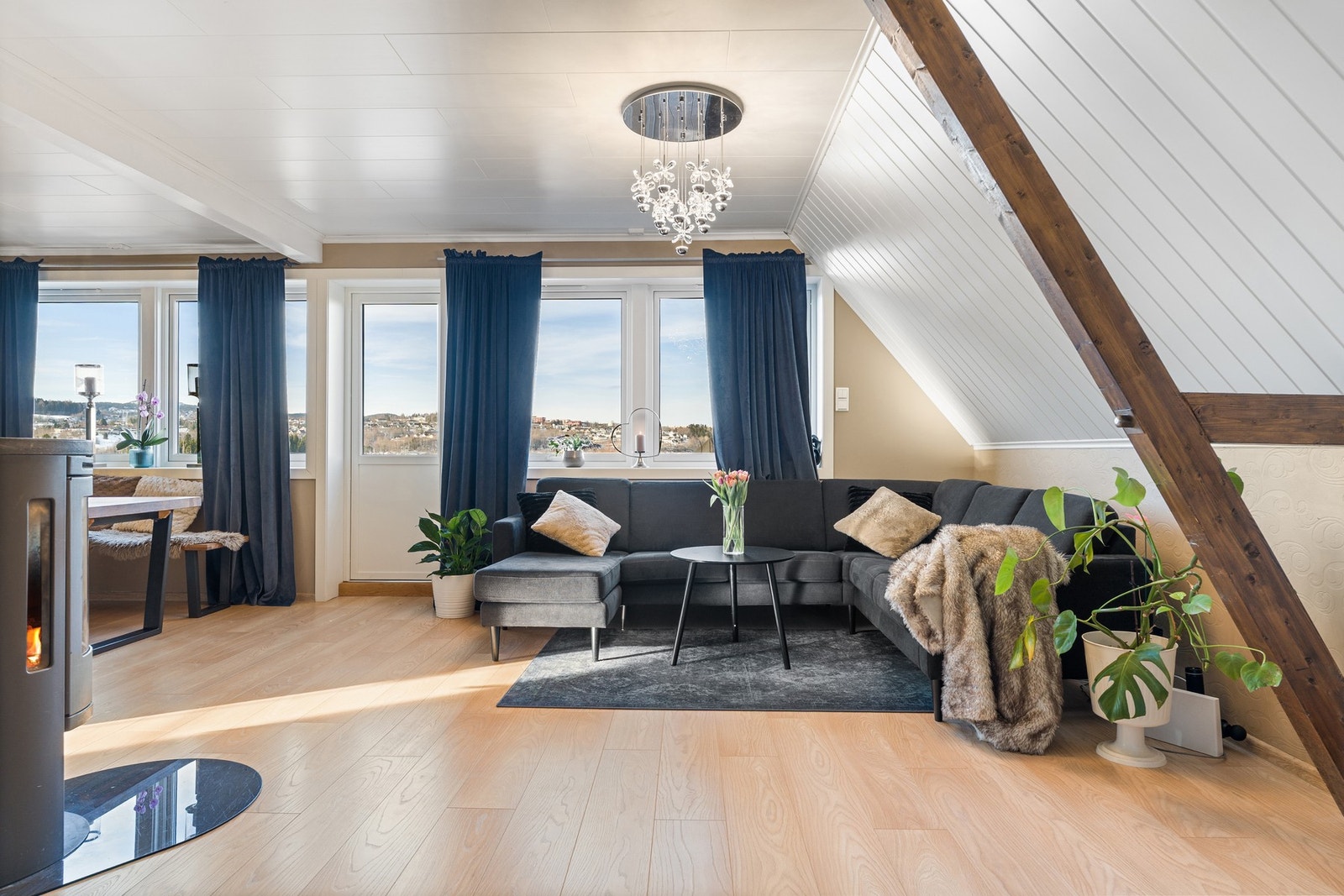 Boligen har strekker seg over 2 etasje og loftet. Galleribilde