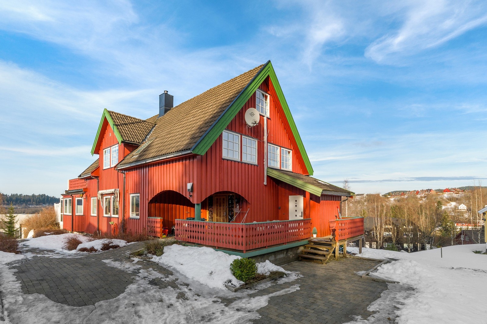 Steinlagt gårdsplass med oppstillingsplasser for bil. Galleribilde