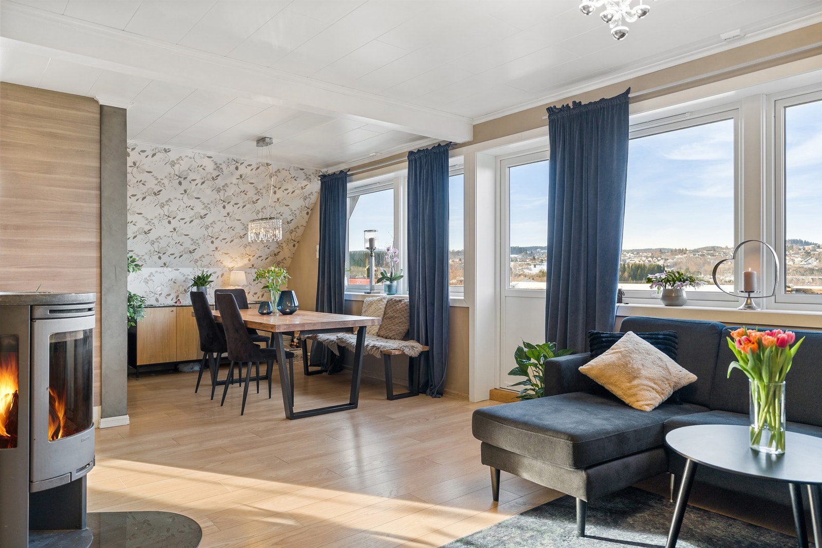 De store vindusflatene gir rikelig med naturlig lysinnslipp. Galleribilde