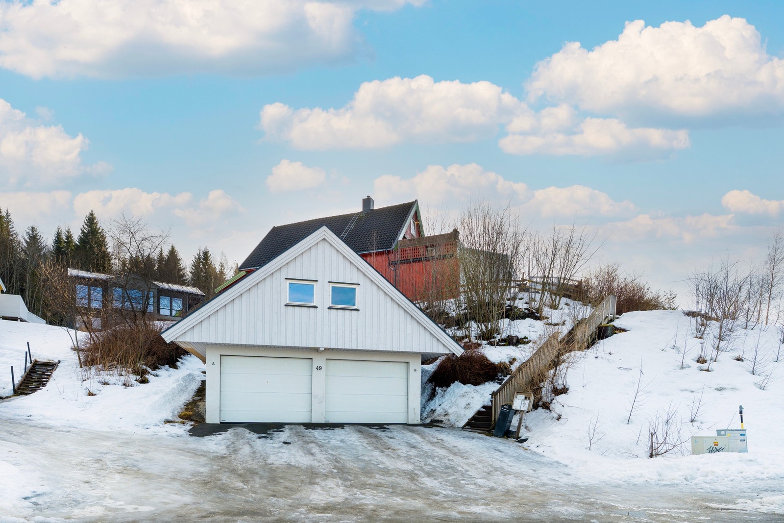 Parkering i garasje. Det er rikelig med lagringsplass på garasjeloftet. Galleribilde