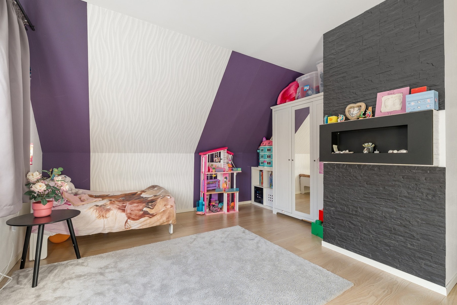 Rikelig med plass til både seng og garderobeløsning. Galleribilde