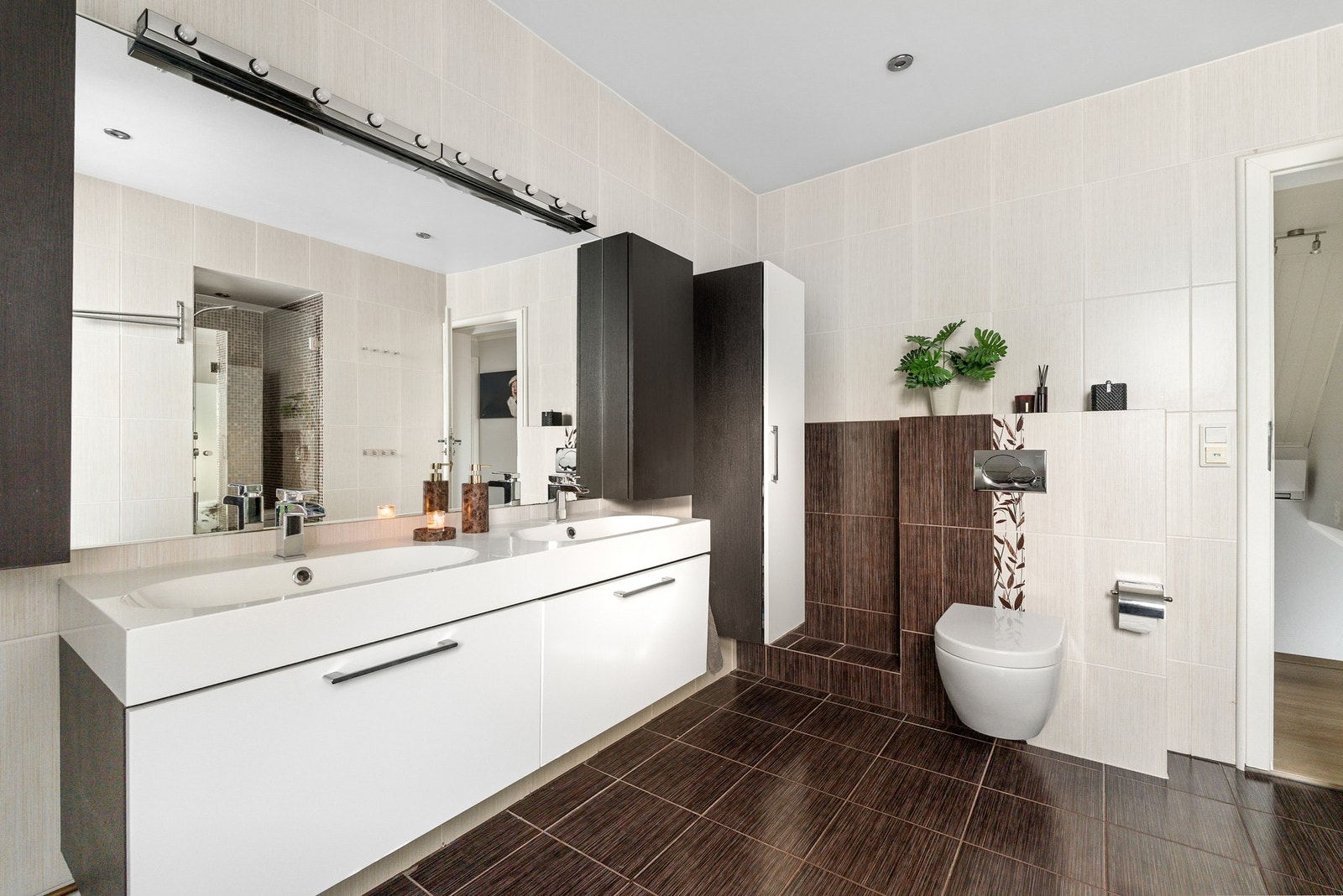 Badet er på hele 12 kvm. Galleribilde