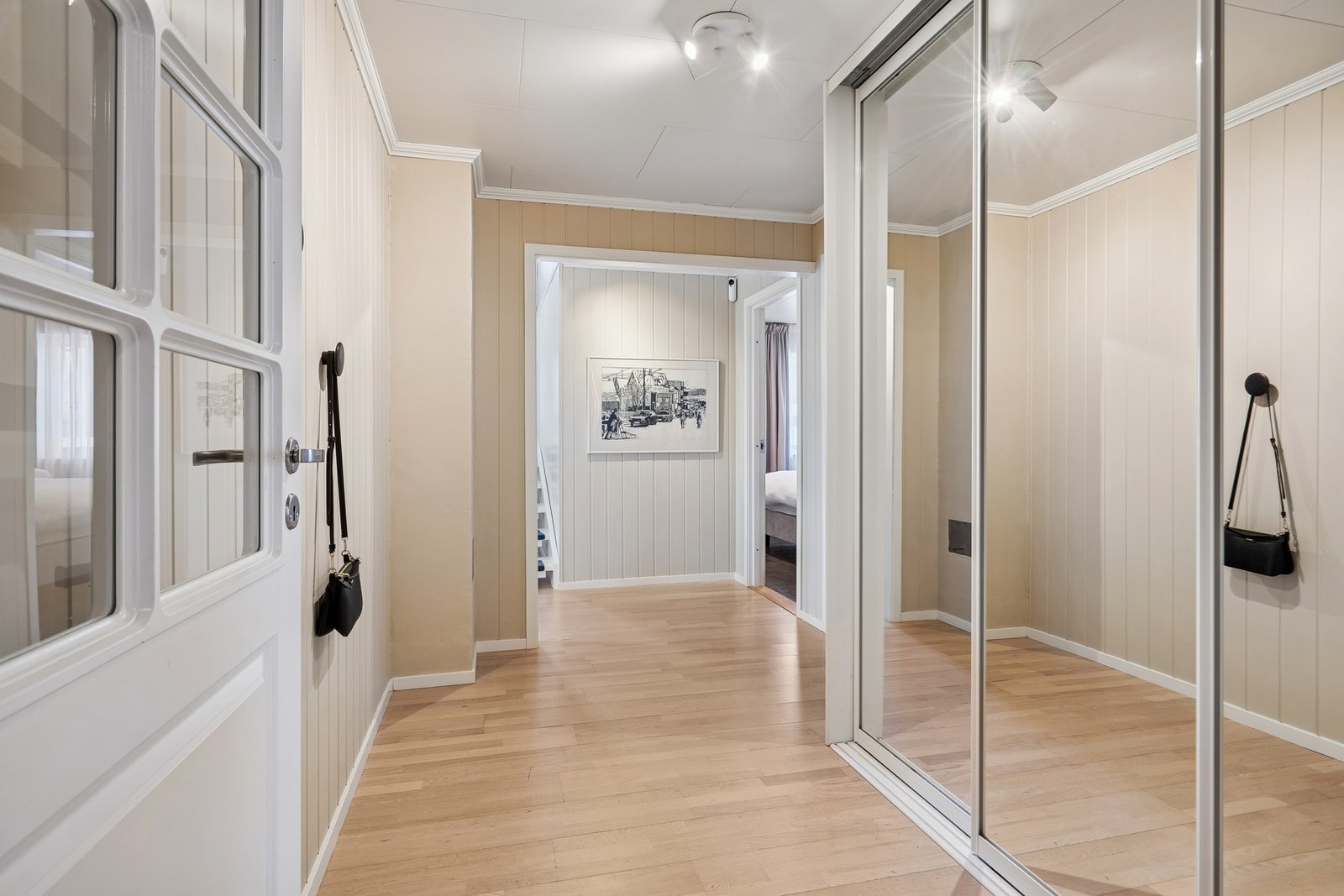 Hall med garderobe Galleribilde