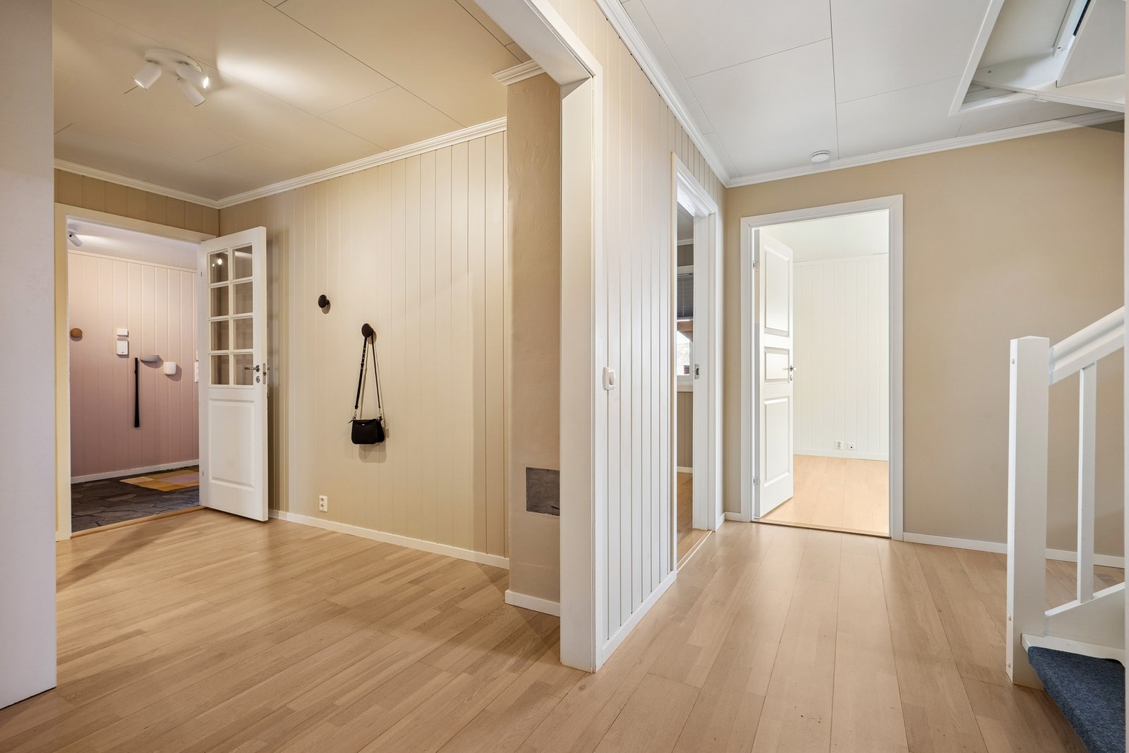 Hall med trapp opp til hovedetasjen Galleribilde