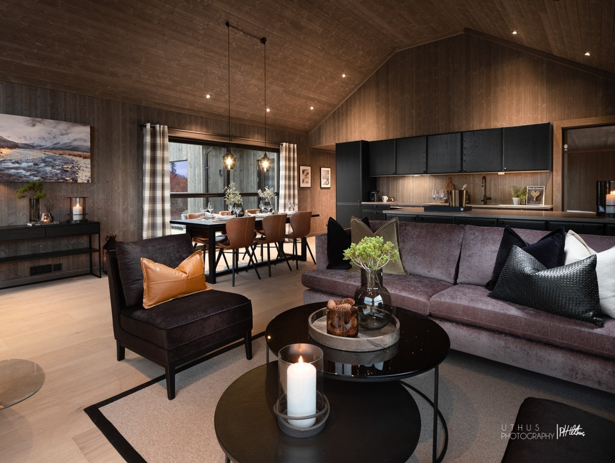 Rommets gjennomtenkte løsninger sammen med den gode takhøyden skaper en fantastisk lun og behagelig stemning Galleribilde