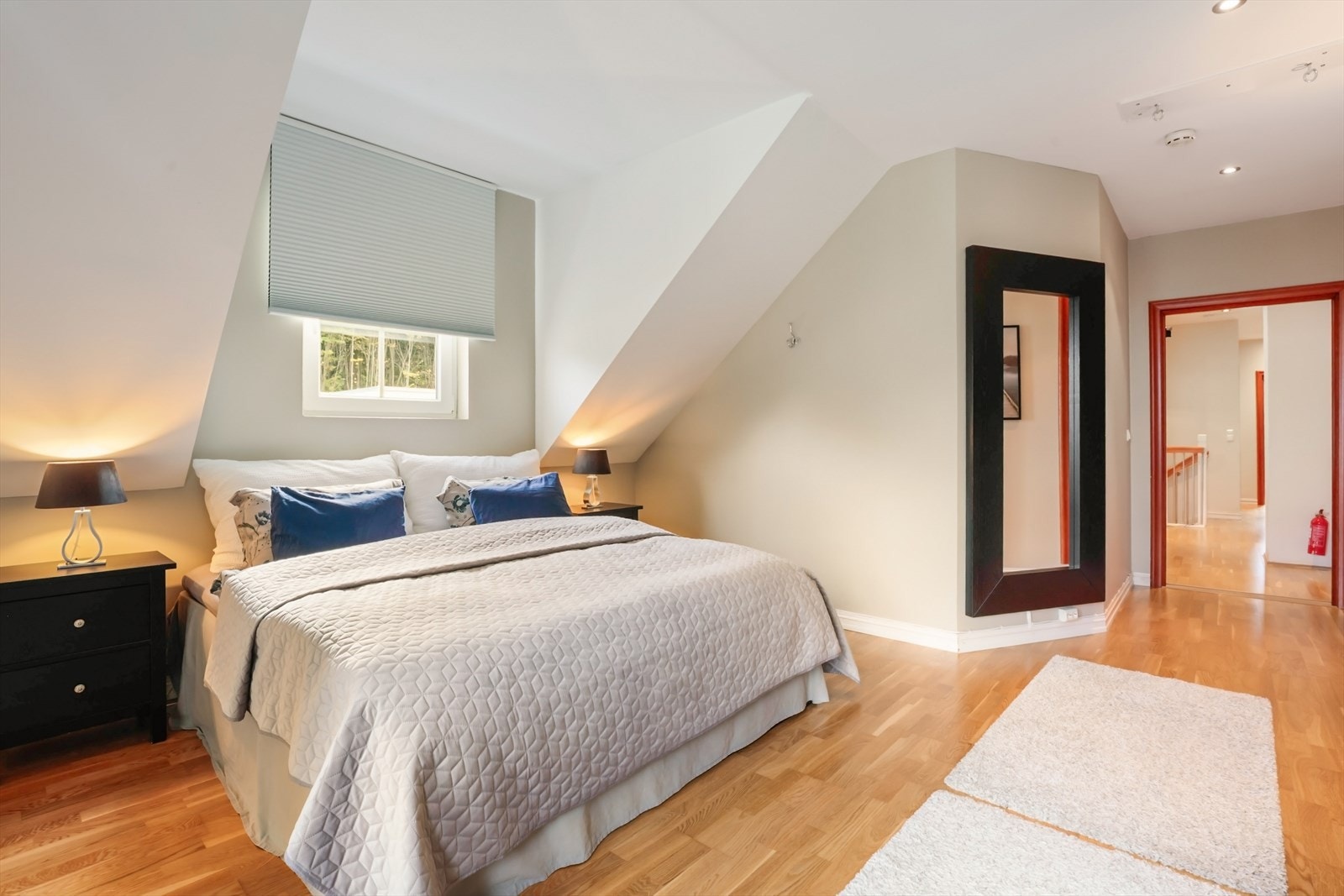 Stort og svalt hovedsoverom. Galleribilde