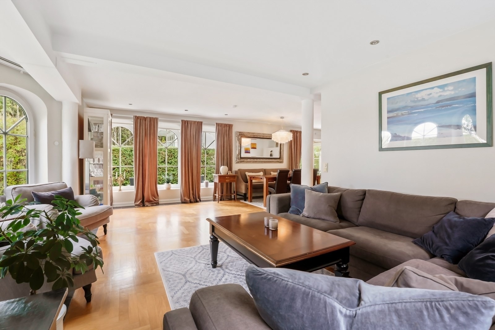 Stuen har en fleksibel utforming med gode møbleringsmuligheter. Galleribilde