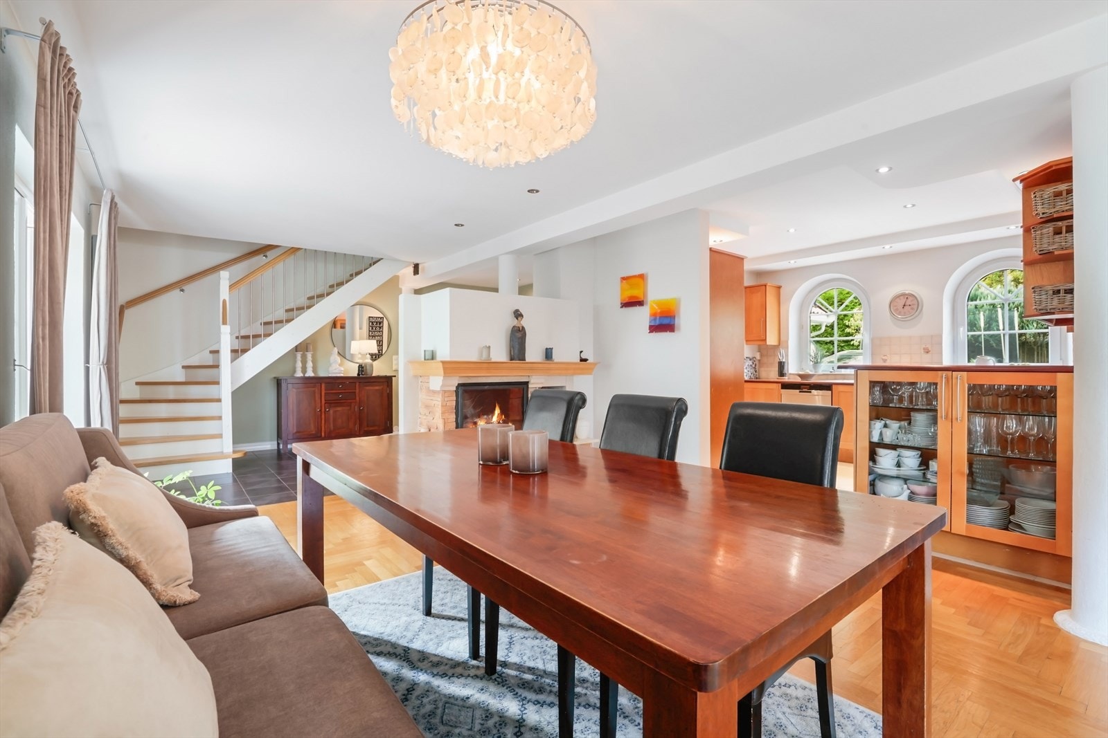 God plass til spisebord i forlengelse av kjøkkenet. Galleribilde