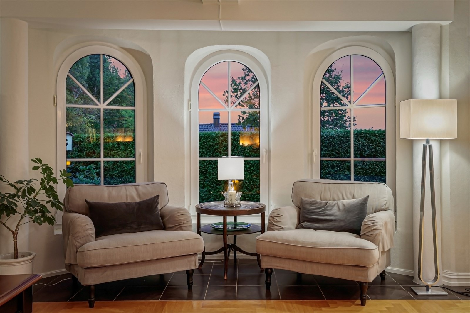 Store vindusflater som gir mye lys og fint utsyn. Galleribilde