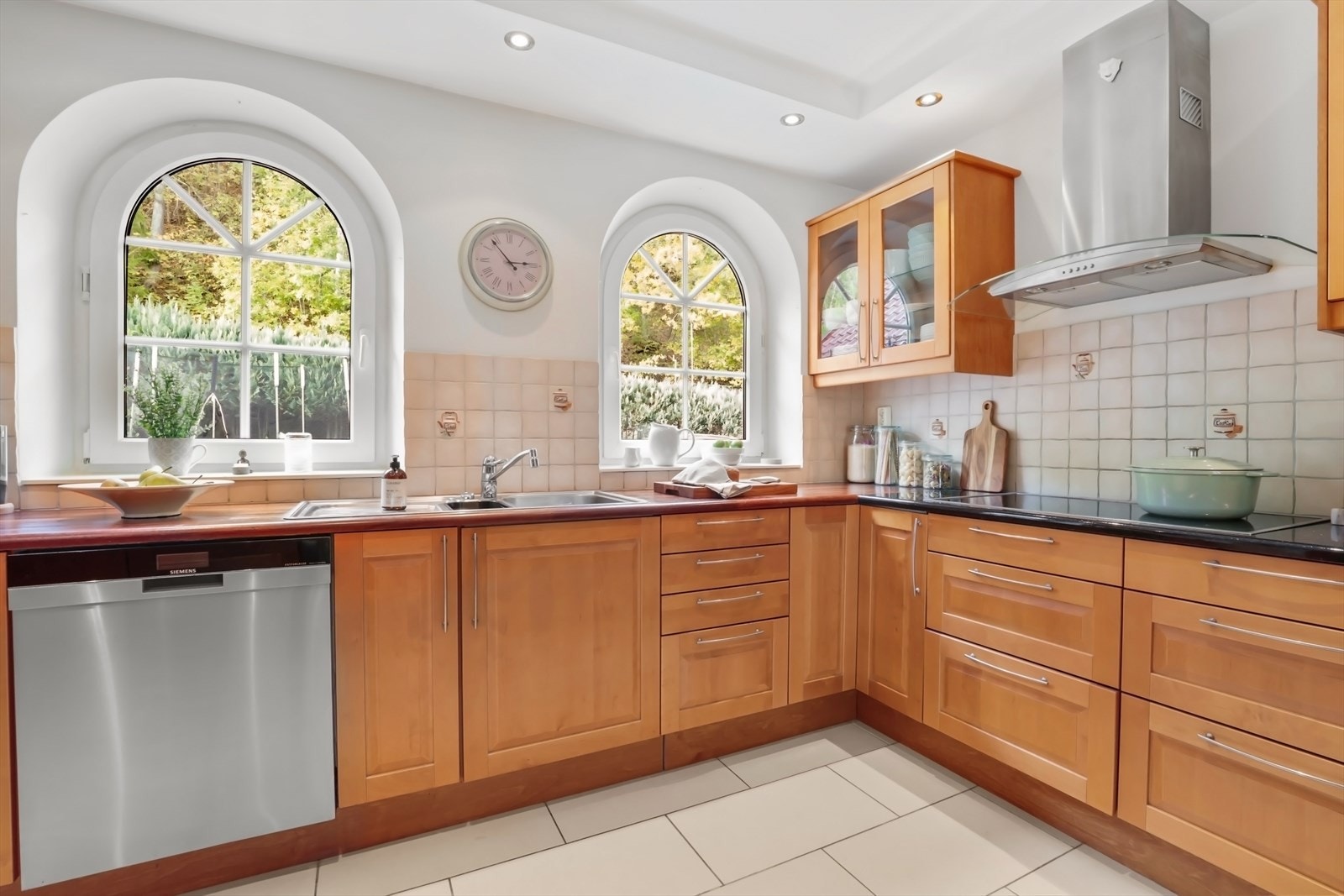 Oppvaskmaskin, stekeovn, mikrobølgeovn og kjøleskap er integrert i innredningen. Galleribilde