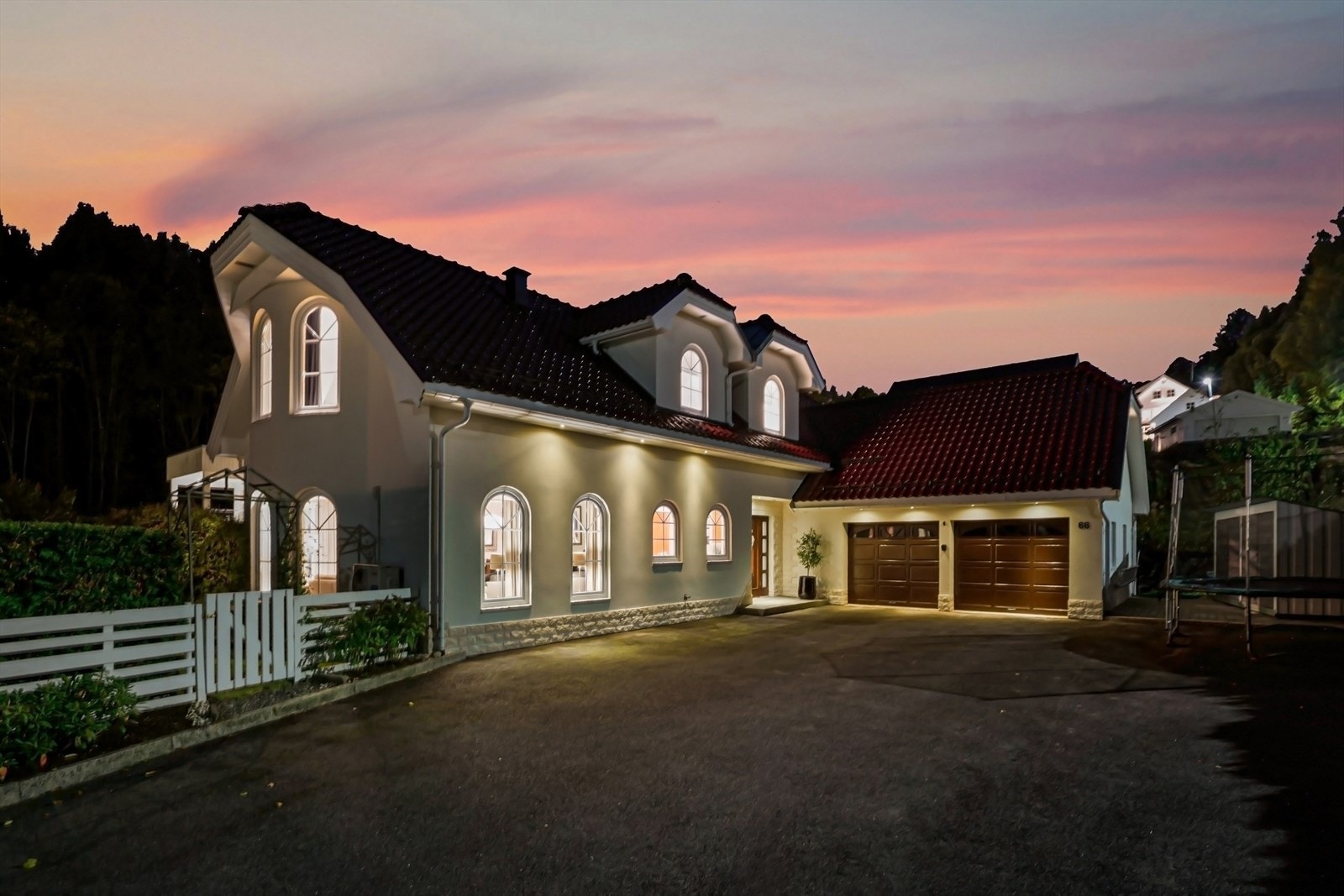 Asfaltert gårdsplass og integrert dobbeltgarasje. Galleribilde