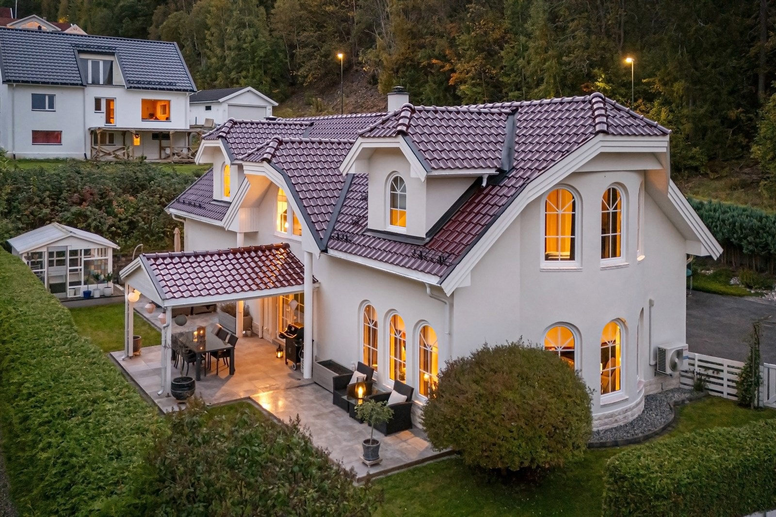 Boligen ligger i blindvei i et grønt og hyggelig nabolag ved Vollen/Bjerkås med kort vei til sjøen, Vollen- og Slemmestad sentrum. Galleribilde