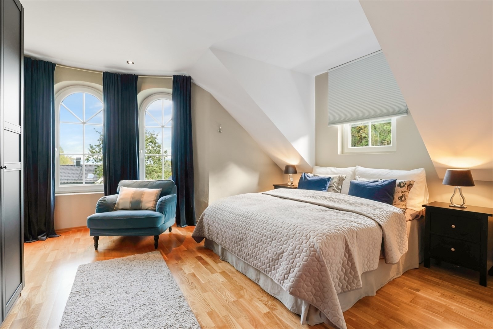 God plass til dobbeltseng og nattbord. Galleribilde