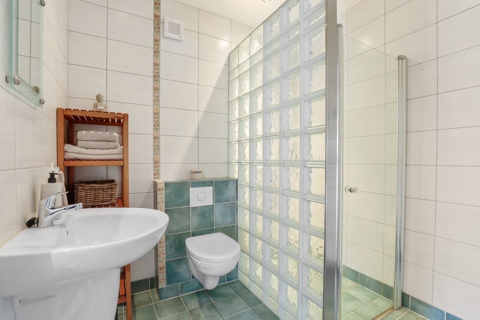 Flislagt bad i 1. etasje med varme i gulvet. Galleribilde