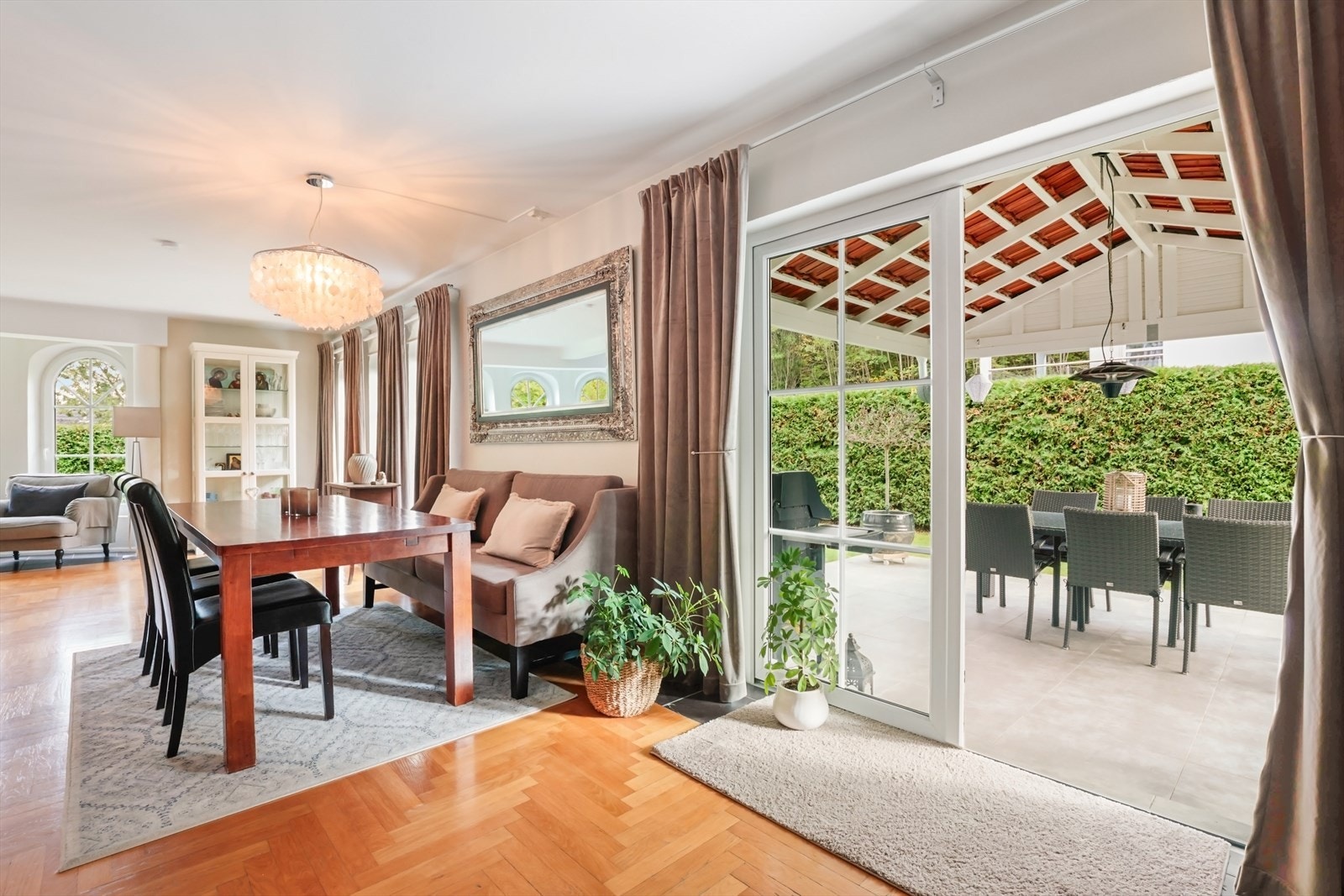 Terrassedører leder inn til stuen. Galleribilde