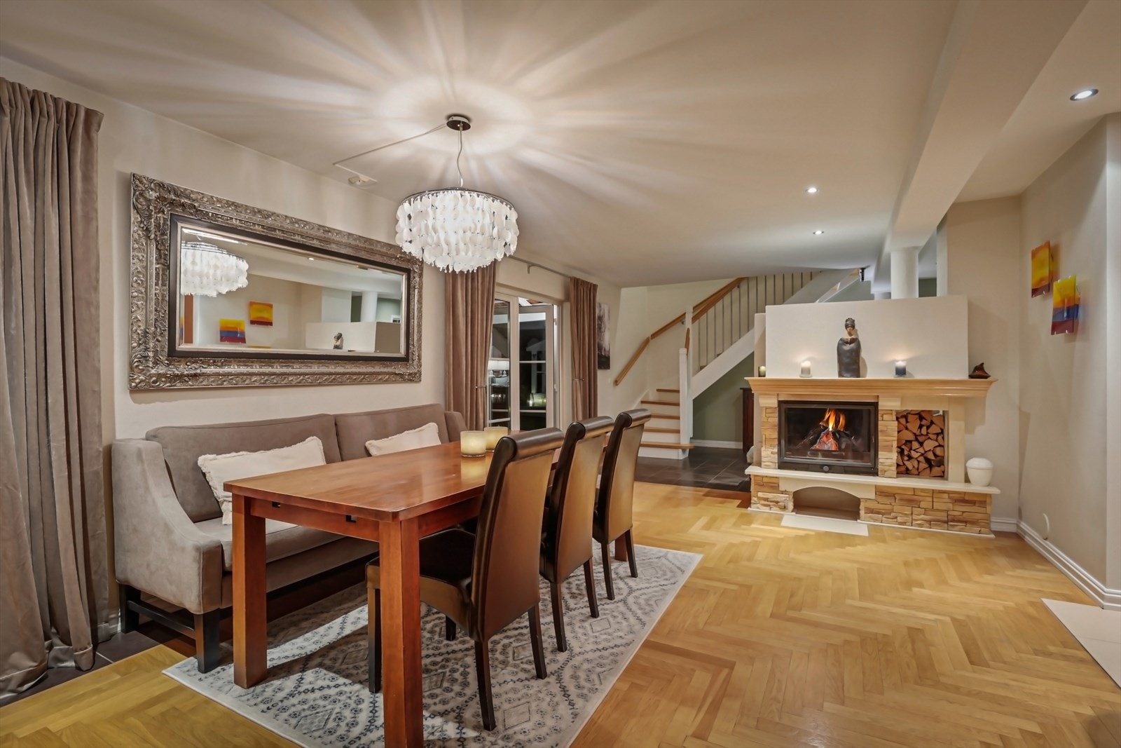 Peisen er plassert sentralt i rommet. Galleribilde