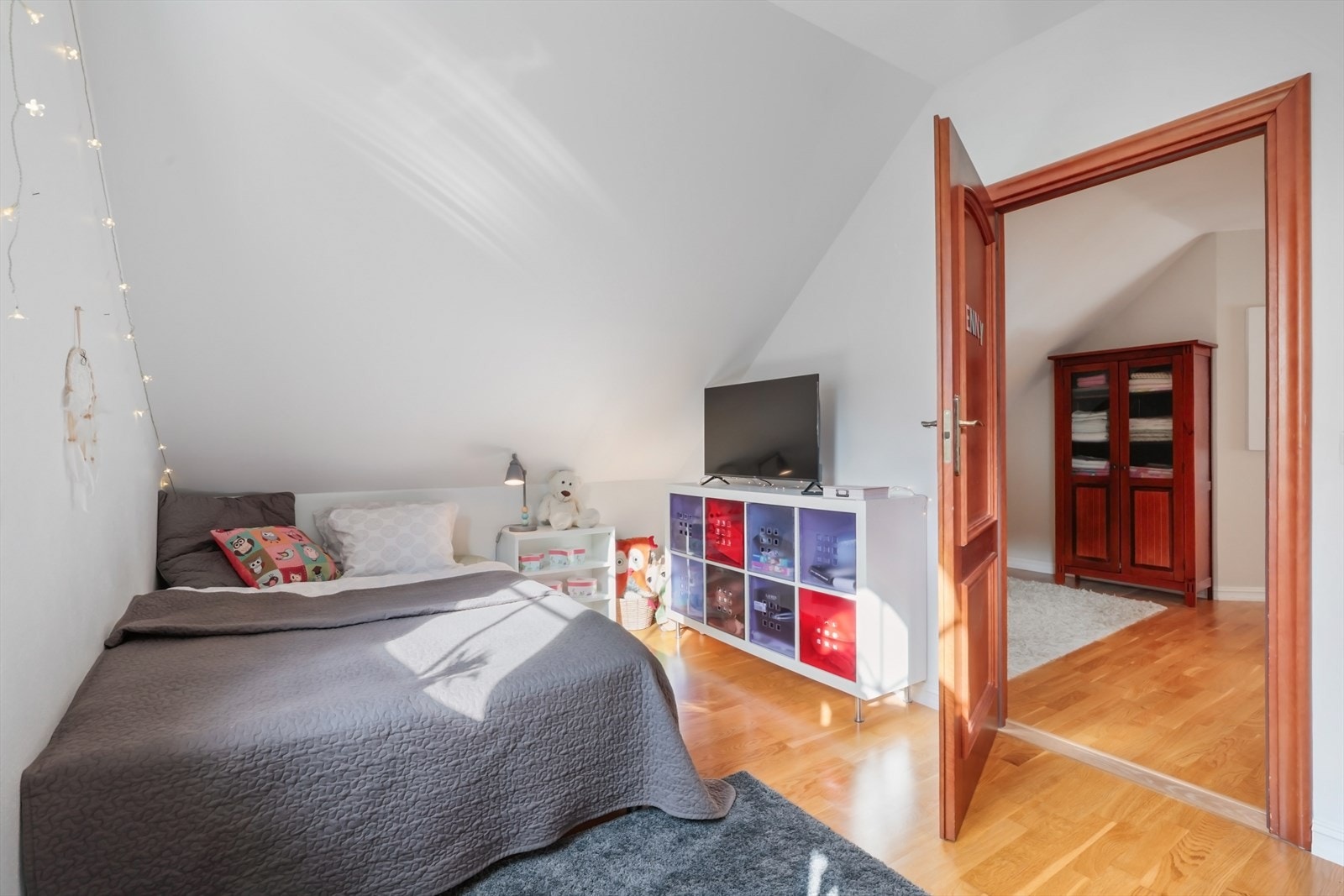 Det er tre soverom i 2. etasje og ett i 1. etasje. Galleribilde