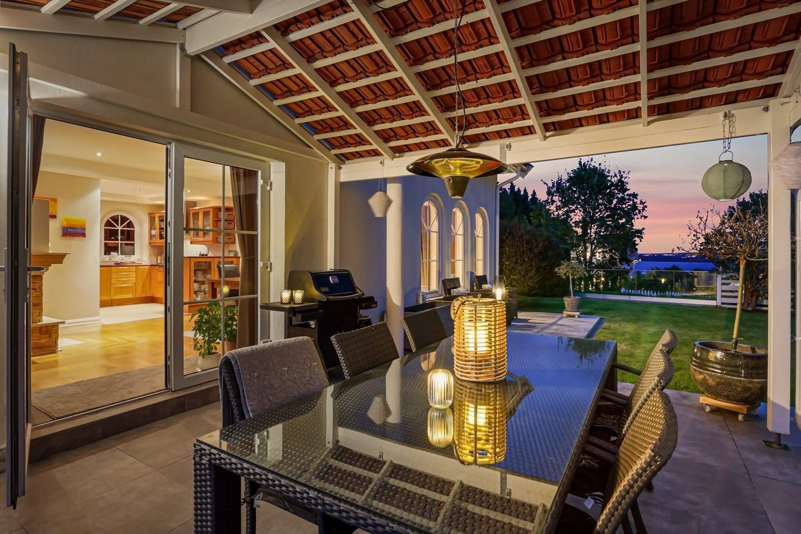 God plass for både spiseplass, lounge og grillområde fordelt på ulike soner. Galleribilde