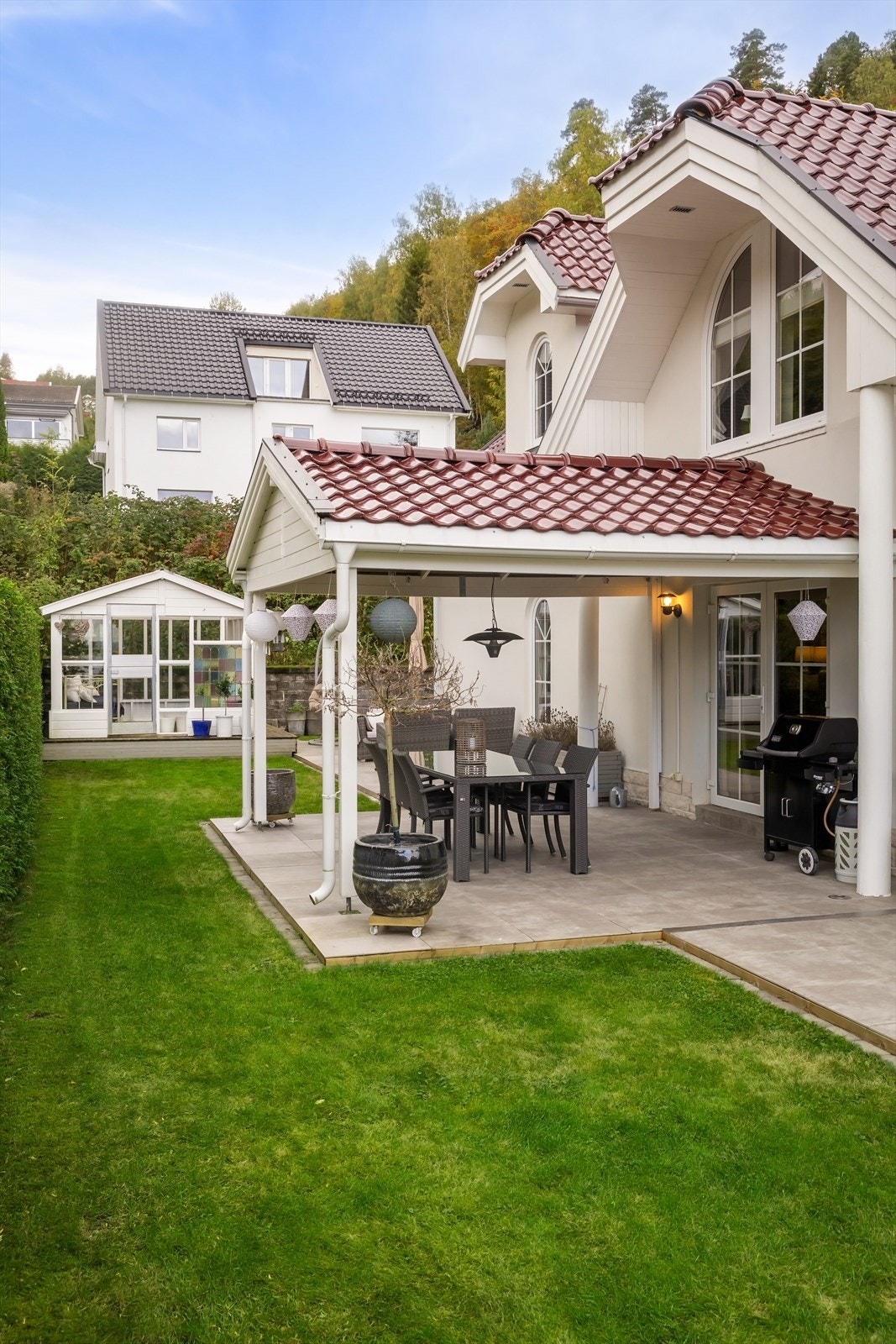 Deler av terrassen er overbygget. Galleribilde