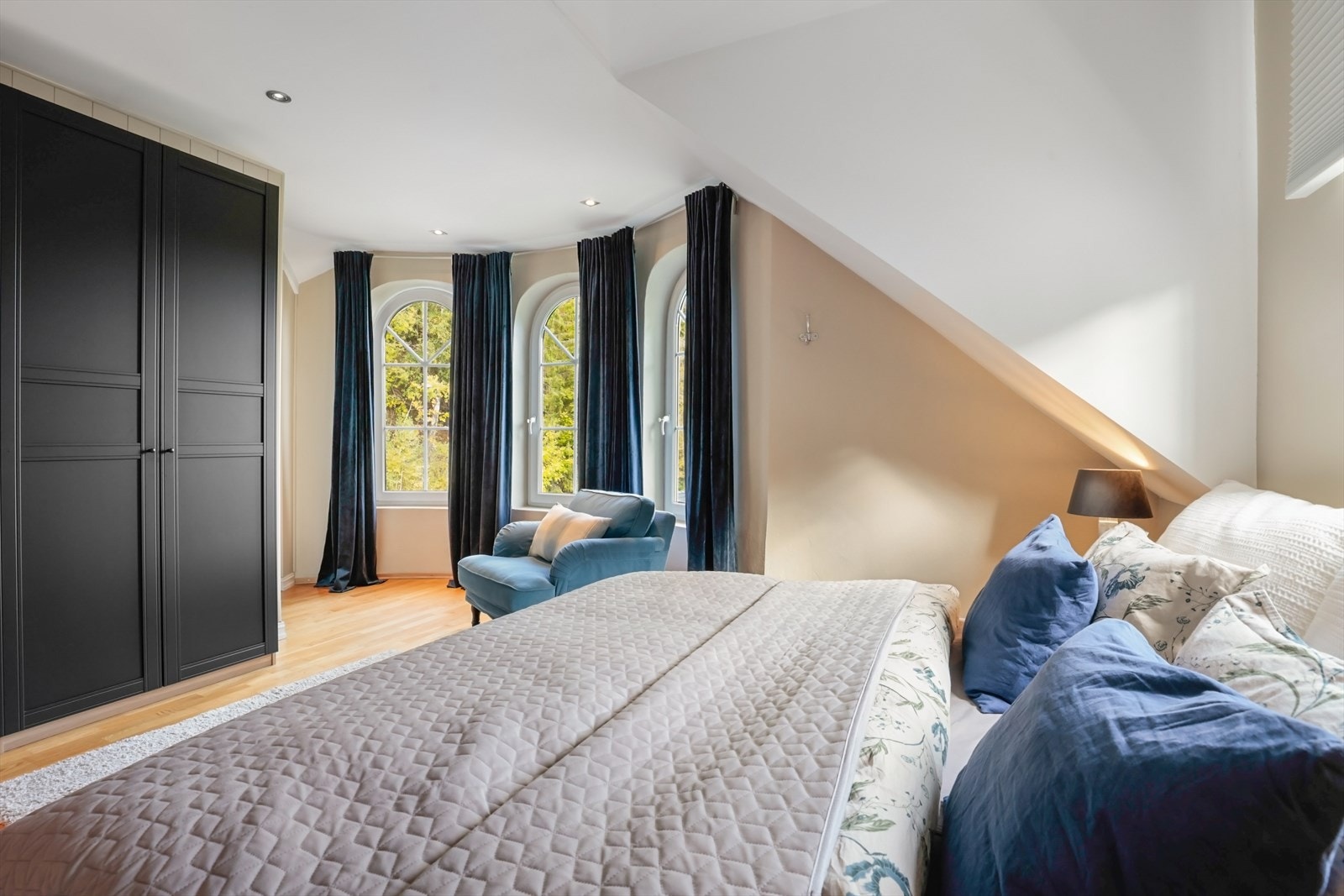 Hovedsoverommet har walk-in garderobe og eget bad. Galleribilde