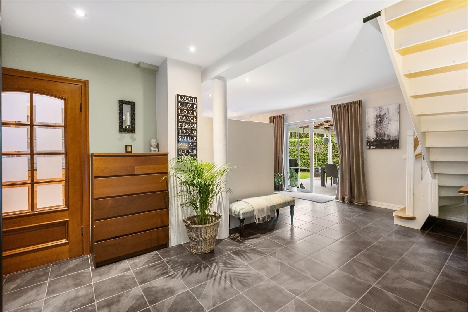 Stor flislat entré med garderoberom. Galleribilde