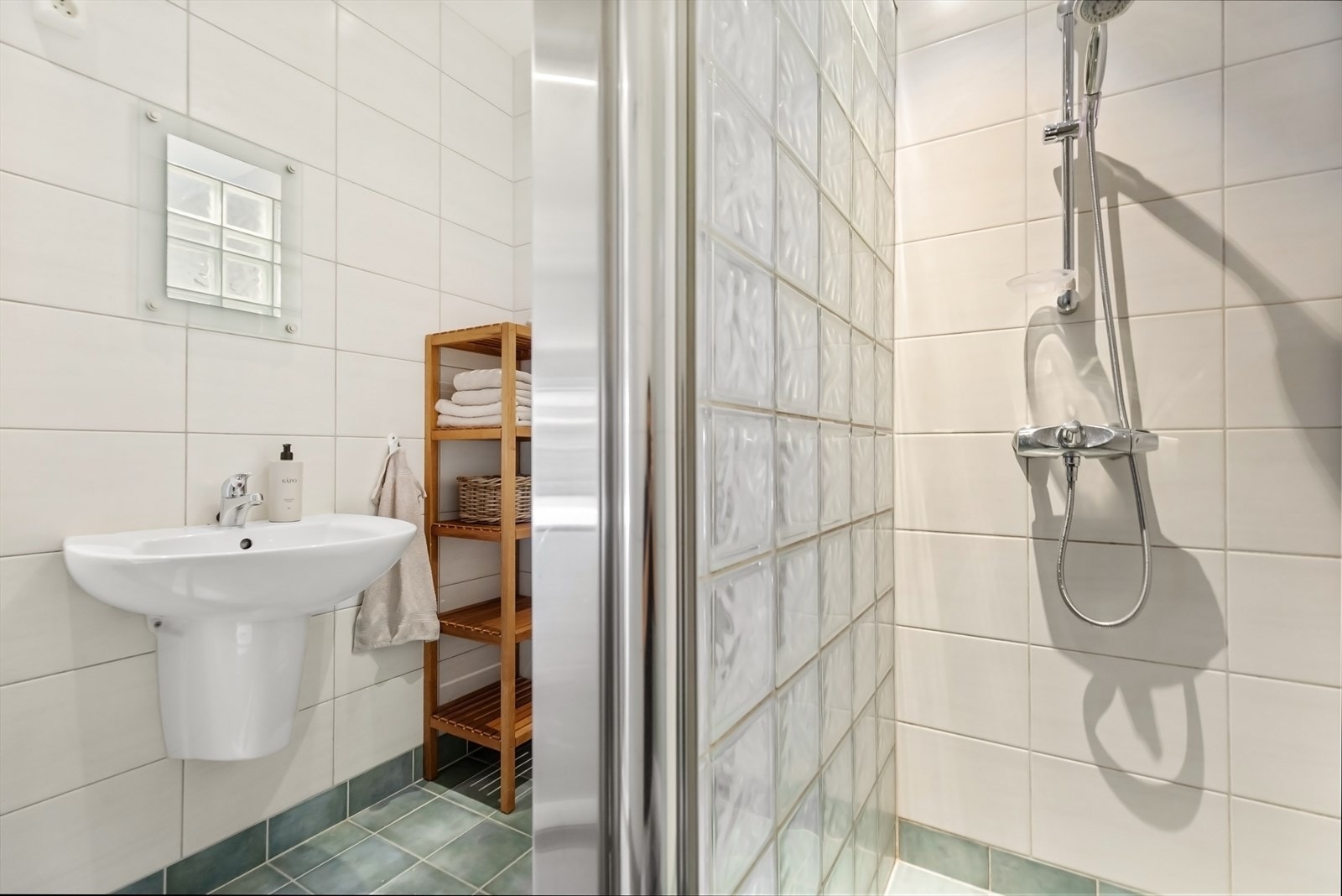 Dusjnisje med glassbyggerstein. Galleribilde