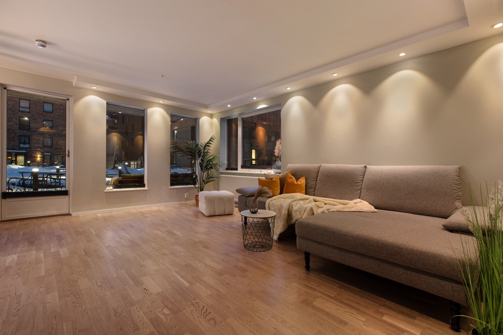 Leiligheten har en innbydende stue med en fin planløsning som gir plass til å møblere i flere soner. Galleribilde