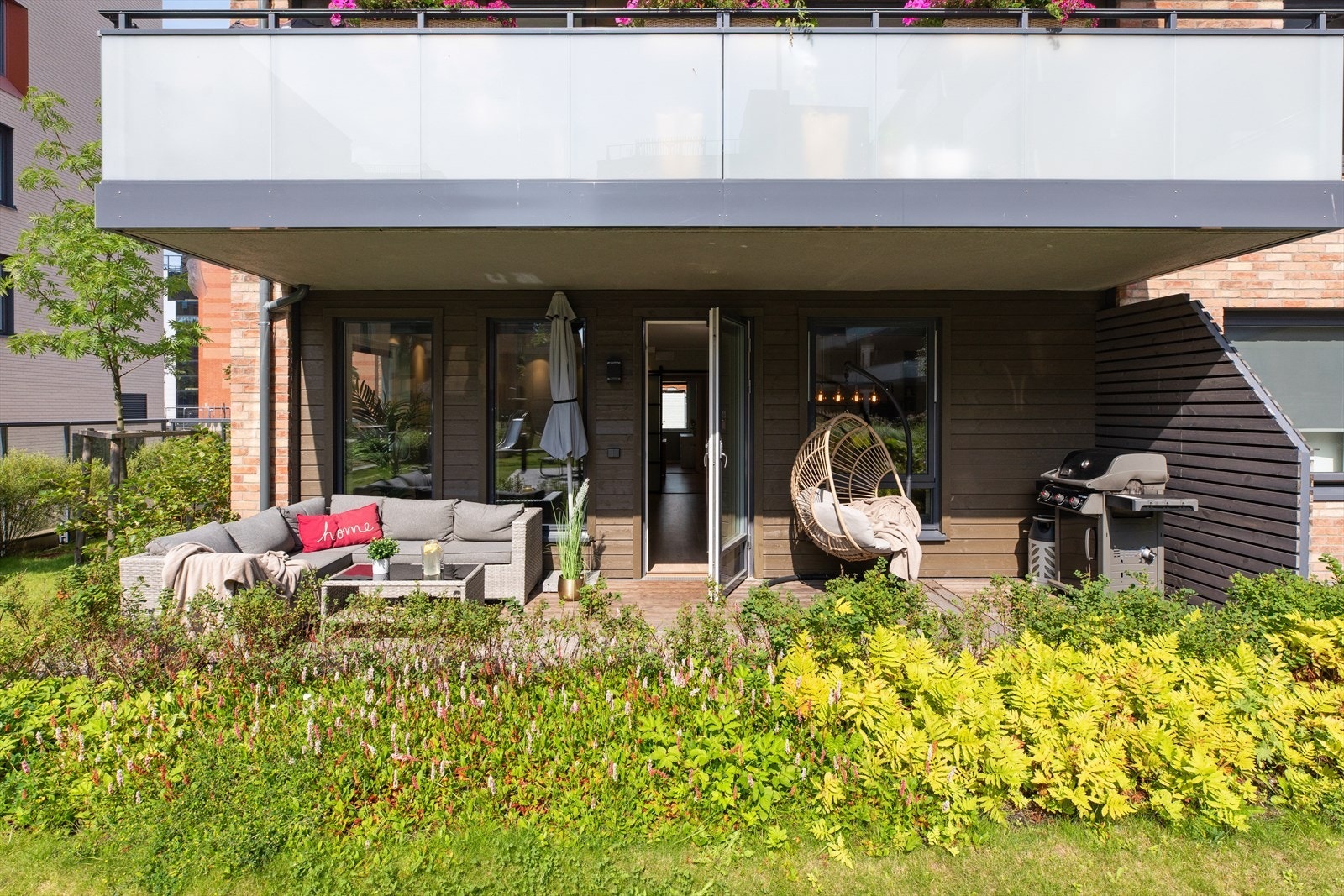 Leiligheten er hjørneleilighet og har en herlig terrasse, som vender mot et parkmessig og trafikkfritt fellesareal i sameiet. Galleribilde