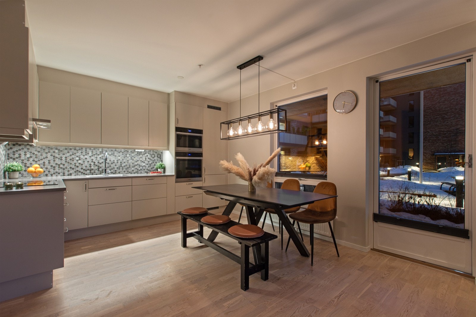 Leiligheten har et flott kjøkken med takhøye skap og og integrerte hvitevarer. Galleribilde