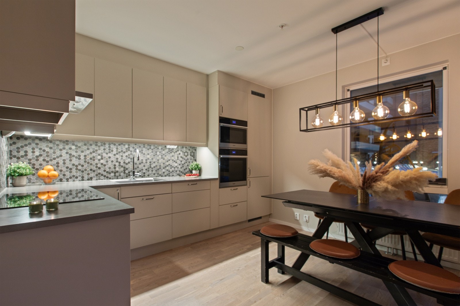 Det er god plass til romslig spisebord hvor venner og familie kan samles til hyggelige lag. Galleribilde