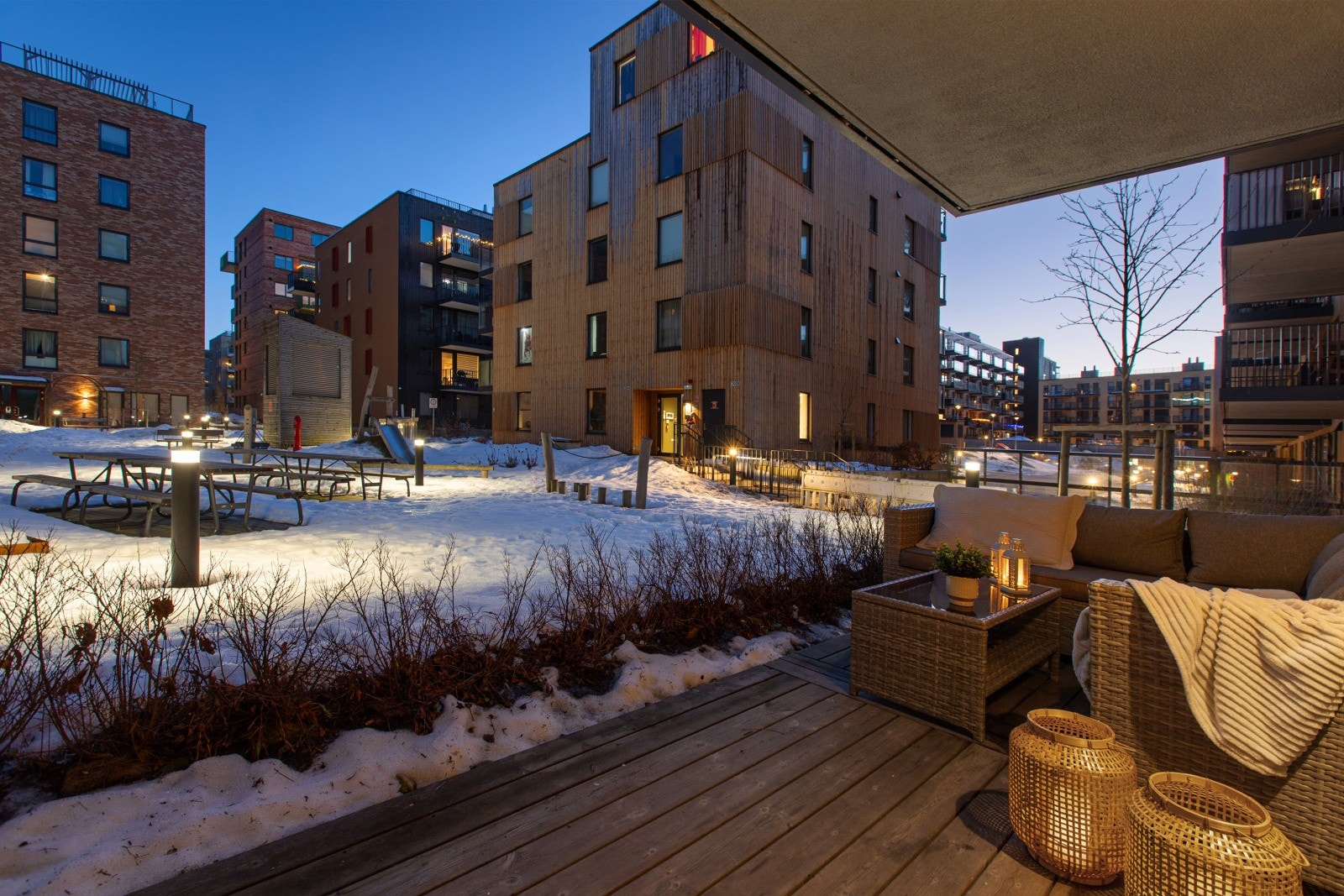 Leiligheten har en fin og praktisk beliggenhet med enkel adkomst til lekeplass og uteområdet som er pent opparbeidet. Galleribilde