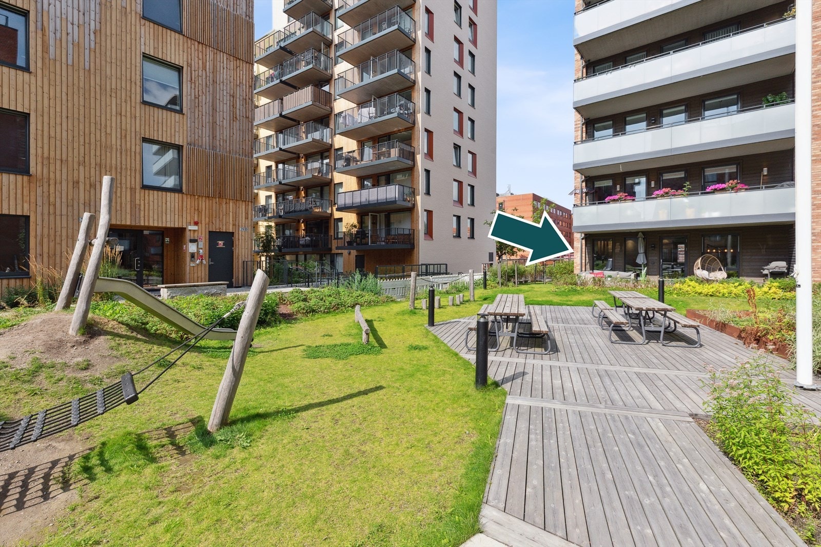 Leiligheten ligger fint til i hjørnet av blokken som vender mot et flott og bilfritt fellesarealer for sameiet. Galleribilde