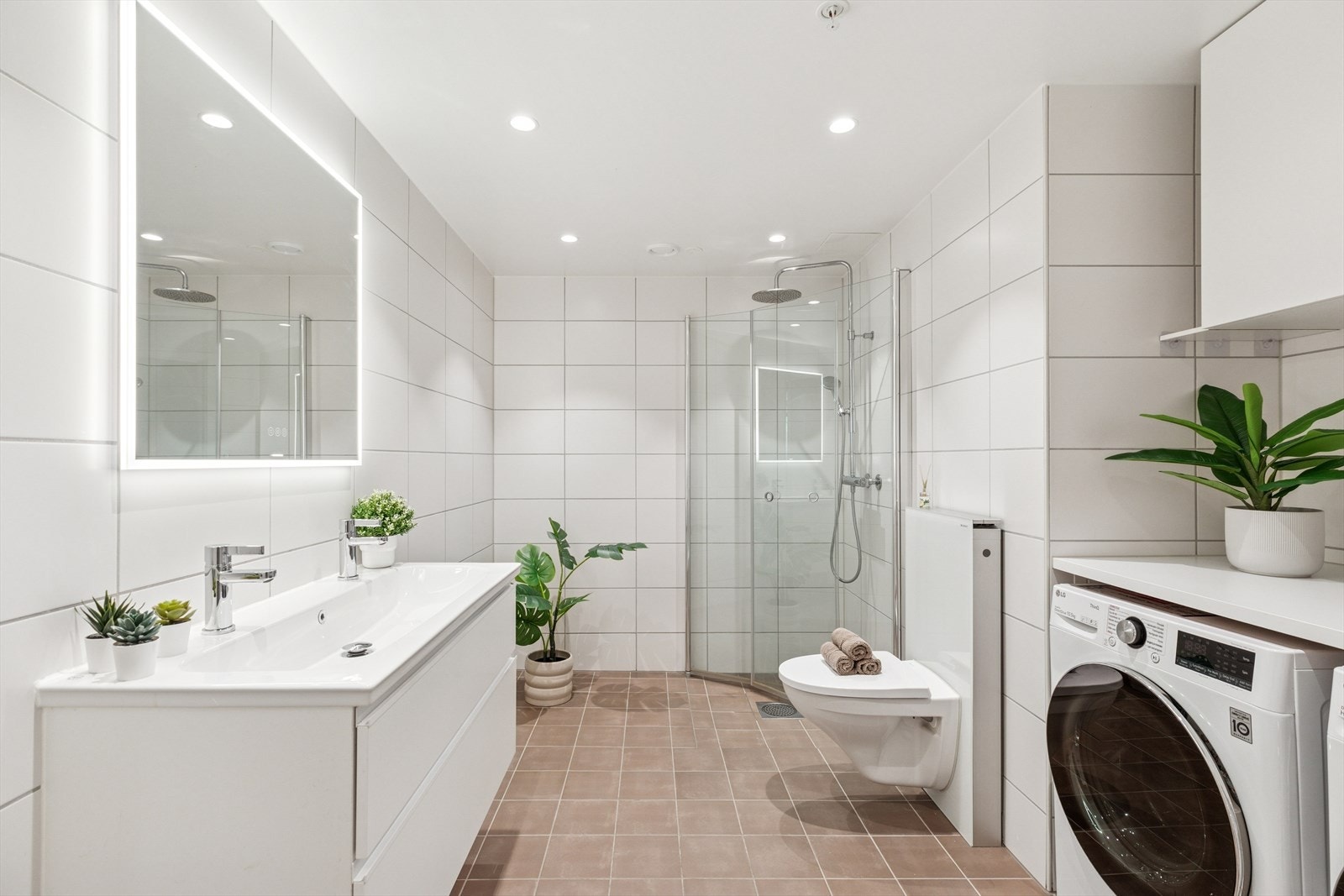 Lekkert og romslig bad, kombinert som vaskerom. Galleribilde