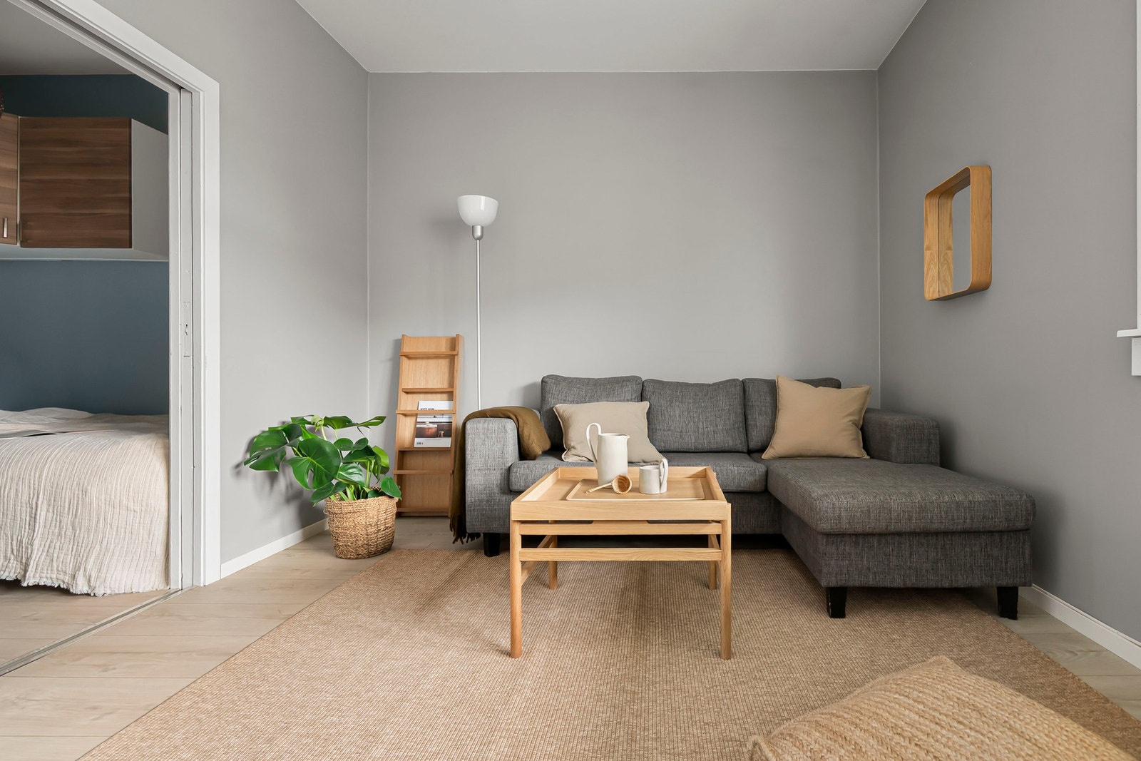 Mellom stue og sovealkove er det en praktisk skyvedør. Galleribilde