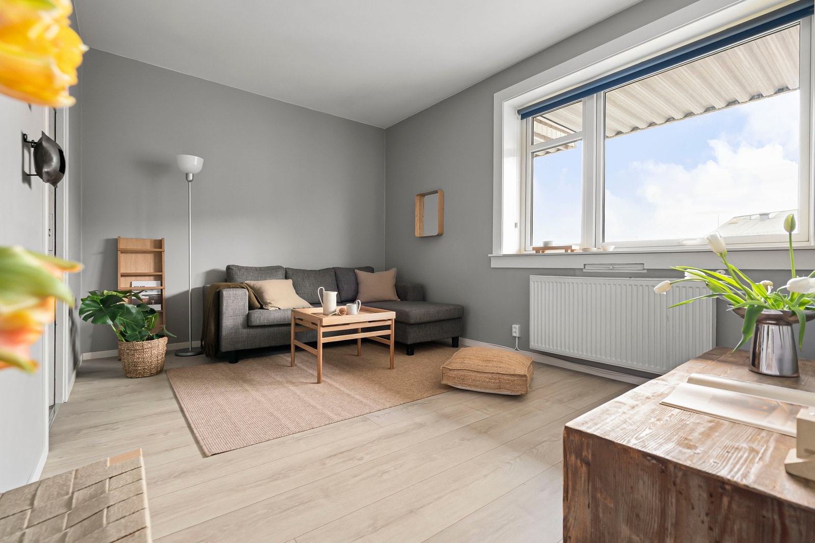 Stuen er av god størrelse med lysegrå vegger og glatte flater som gir et stilrent preg. Galleribilde