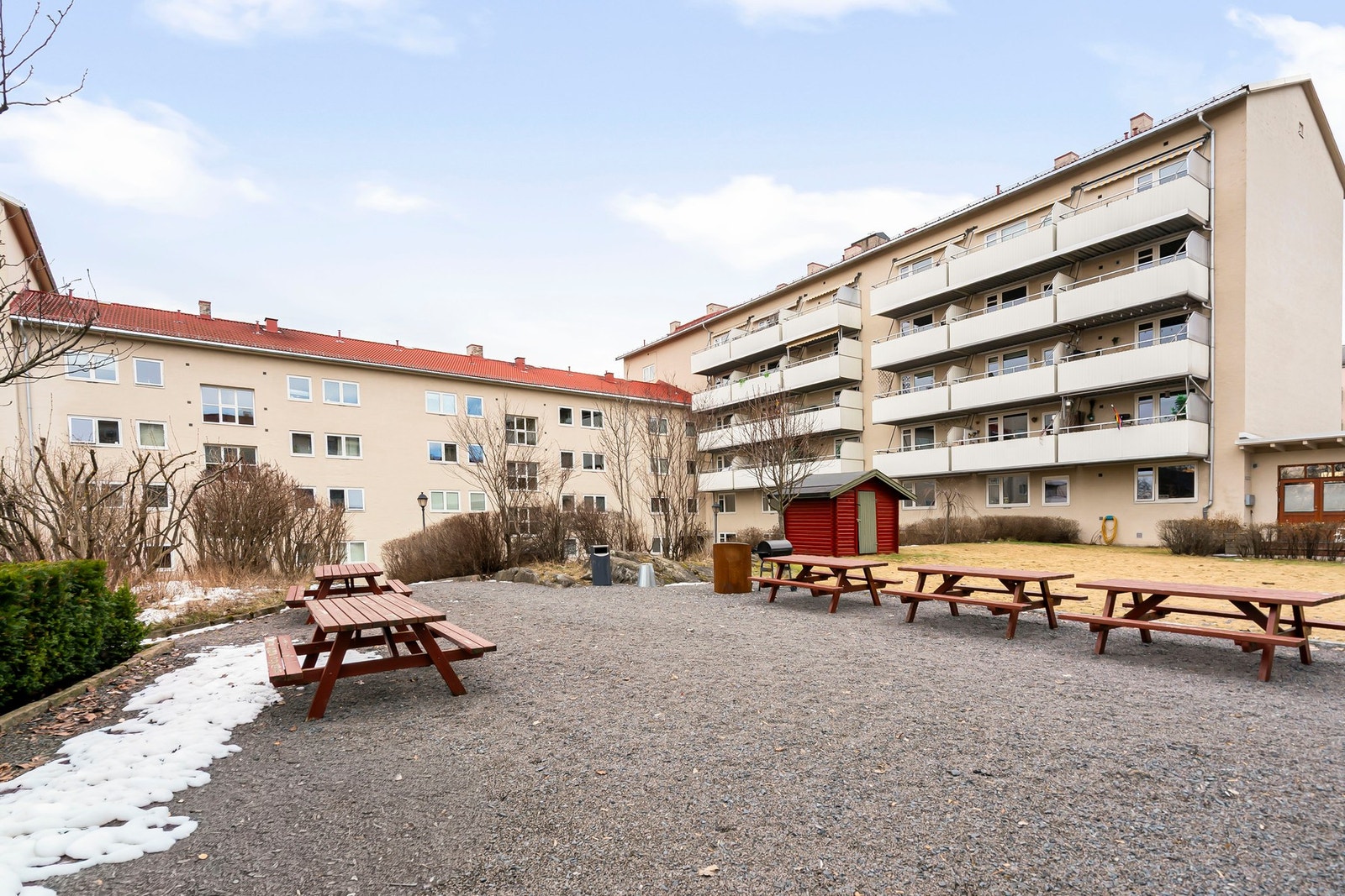 Området byr på svært gode kollektivforbindelser samt et rikt utvalg av dagligvarebutikker, kaféer, restauranter og servicetilbud i nærområdet. Velkommen til visning! Galleribilde